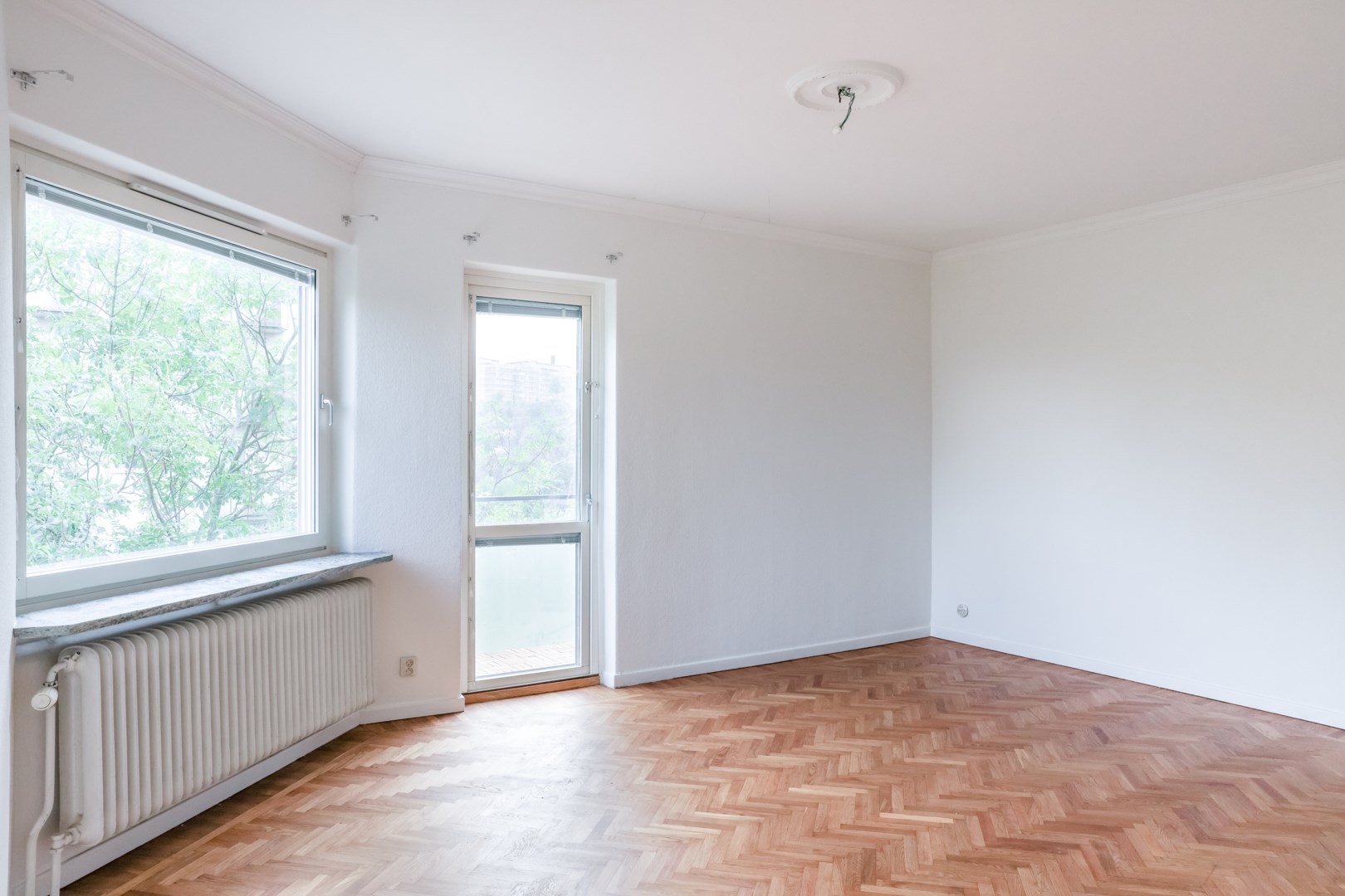 Rikt ljusinsläpp & utgång till balkong i öster.