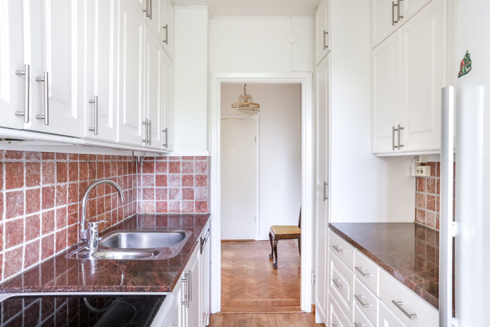 Välplanerat kök med ny spis & nylackerade luckor.