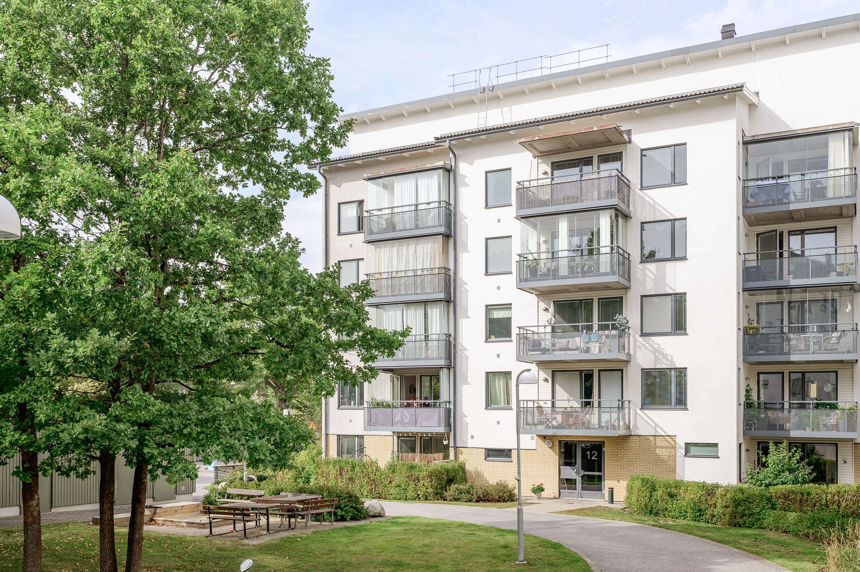 Föreningens lummiga gård med sandlåda och sittgrupp.