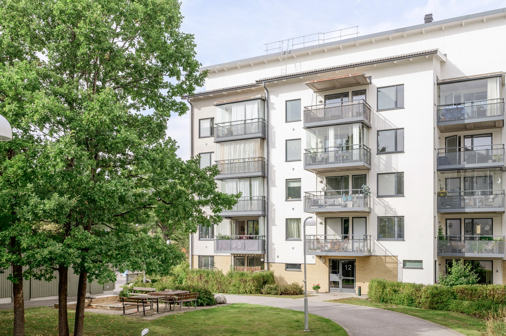 Föreningens lummiga gård med sandlåda och sittgrupp.