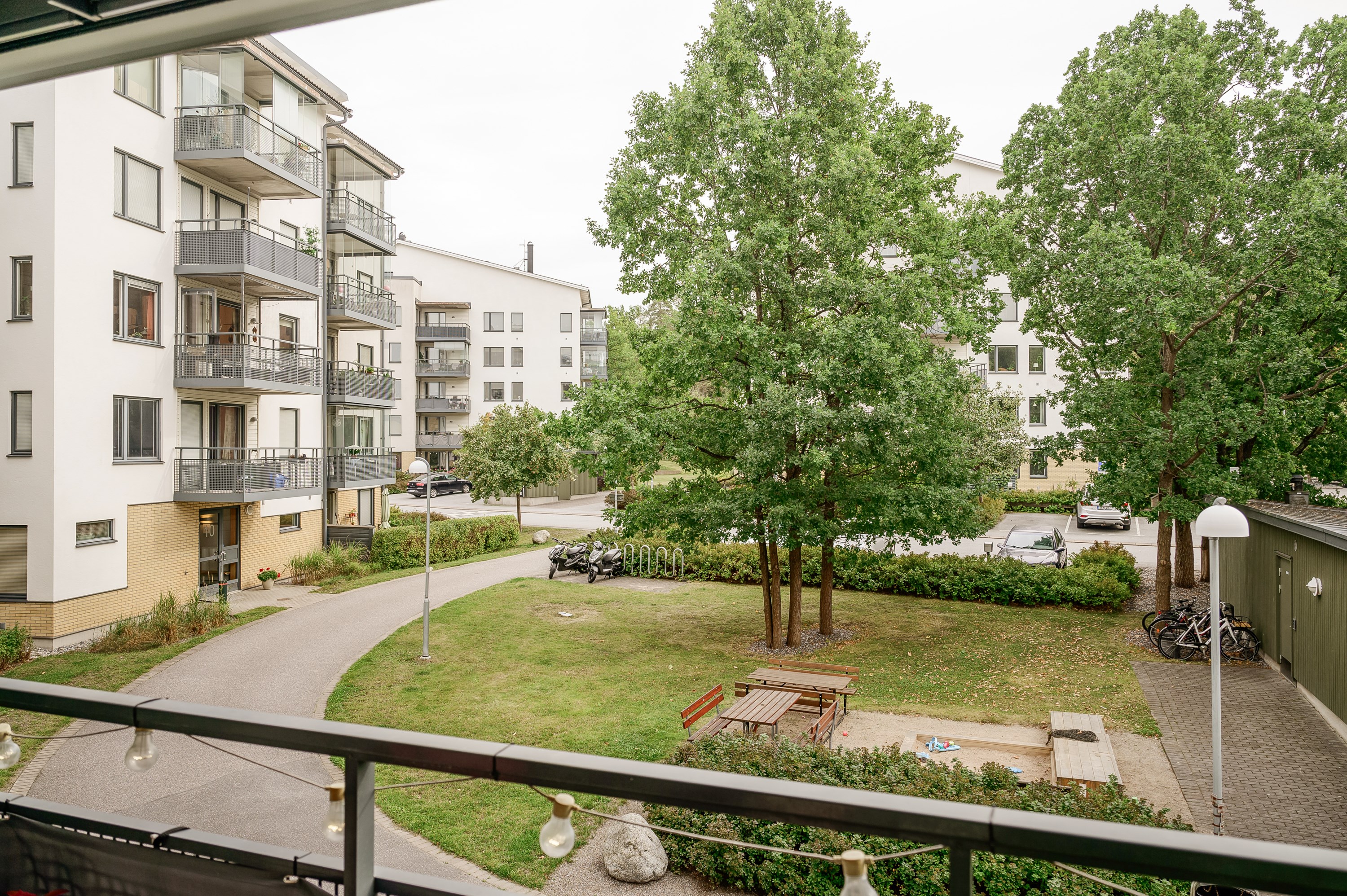 Från balkongen blickar man ut över den lummiga gården.