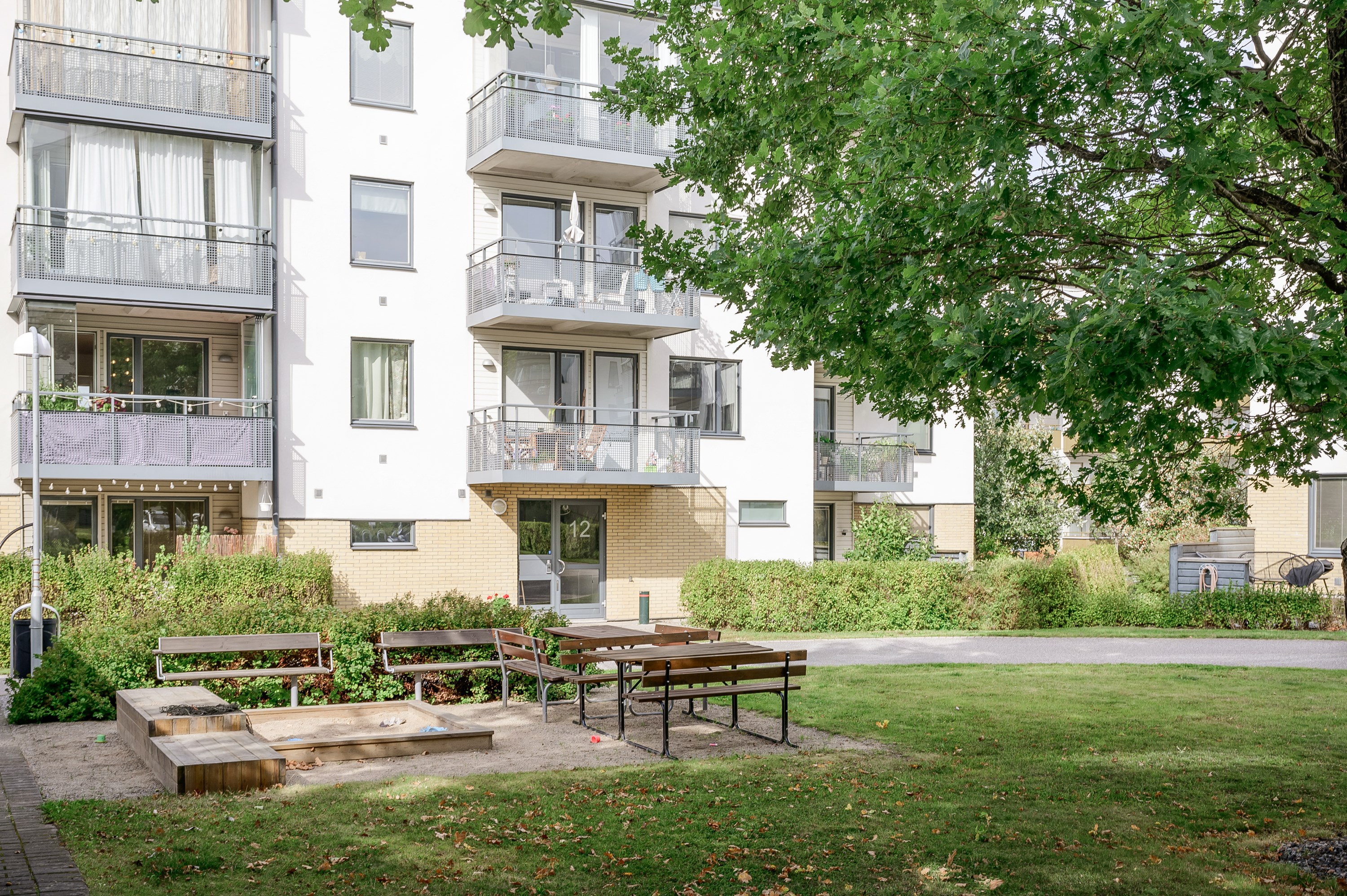 Lummig gård med lekplats.