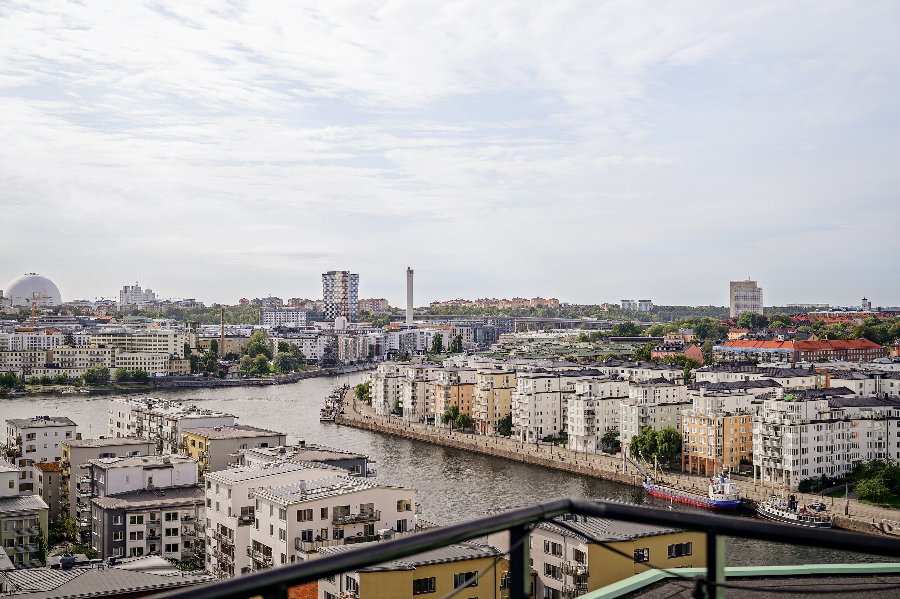 Solsäkert läge med magisk utsikt över Sjöstan och Södermalm.