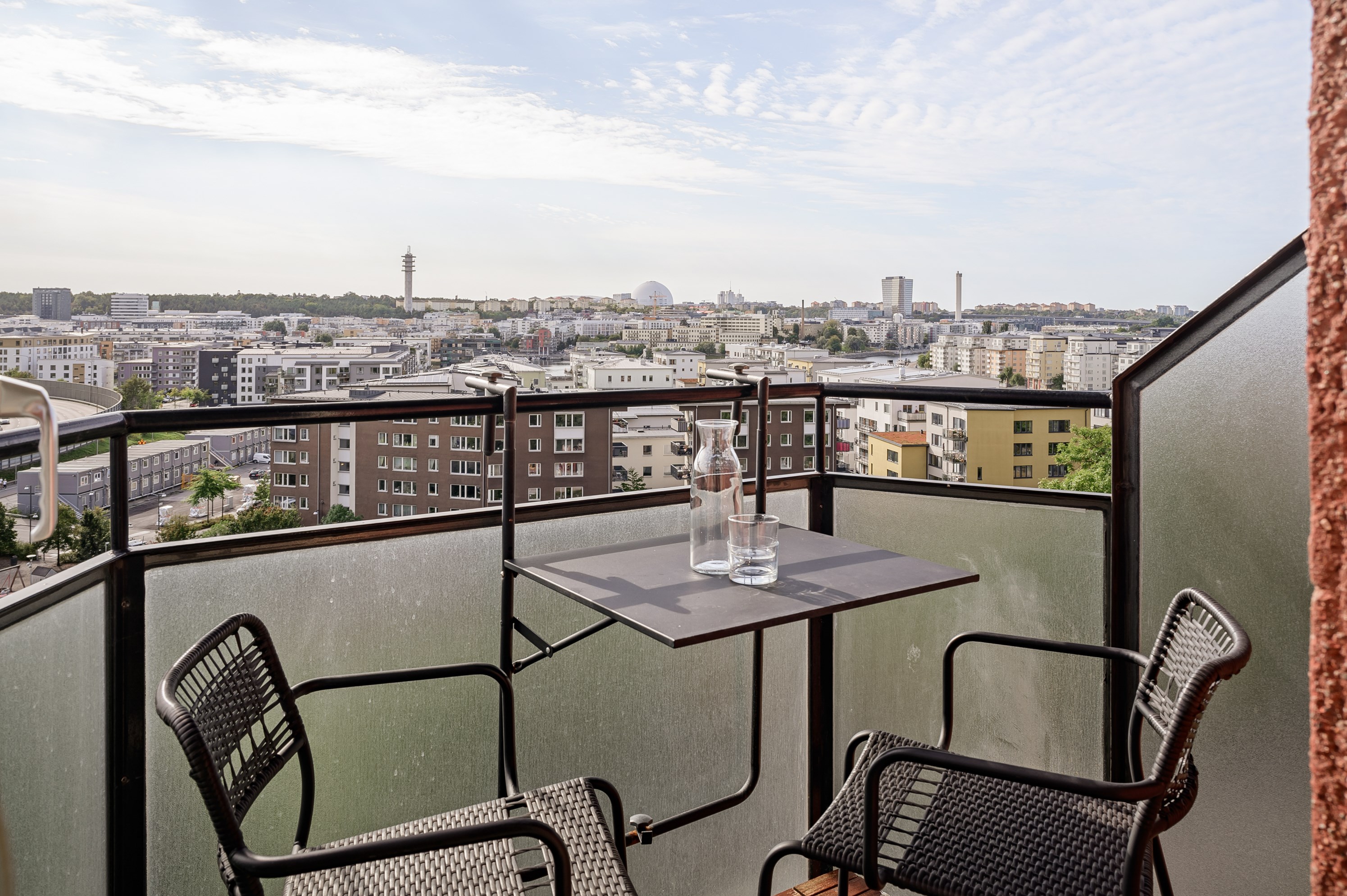 Balkong med vidsträckt utsikt över Sjöstan & Södermalm.