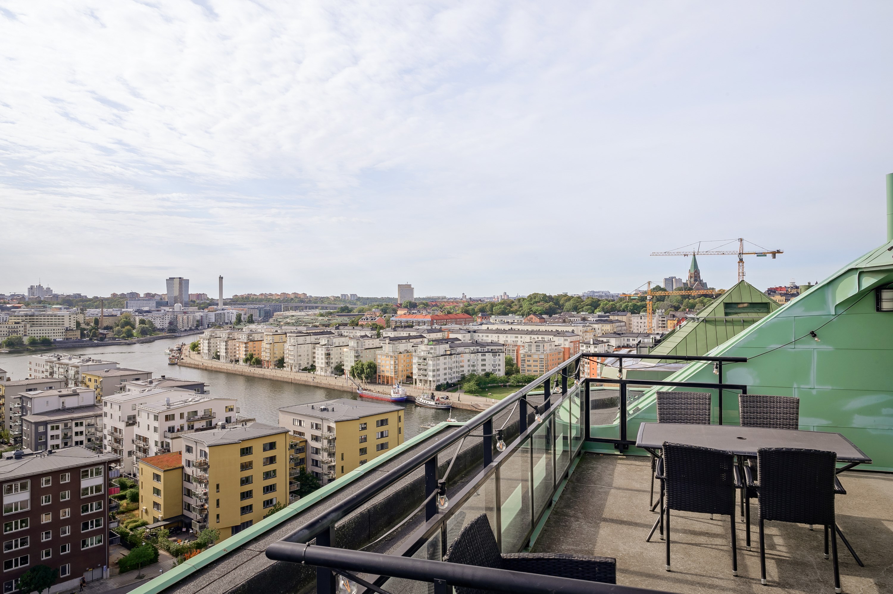 Gemensamma takterrass med solsäkert läge från morgon till kväll.