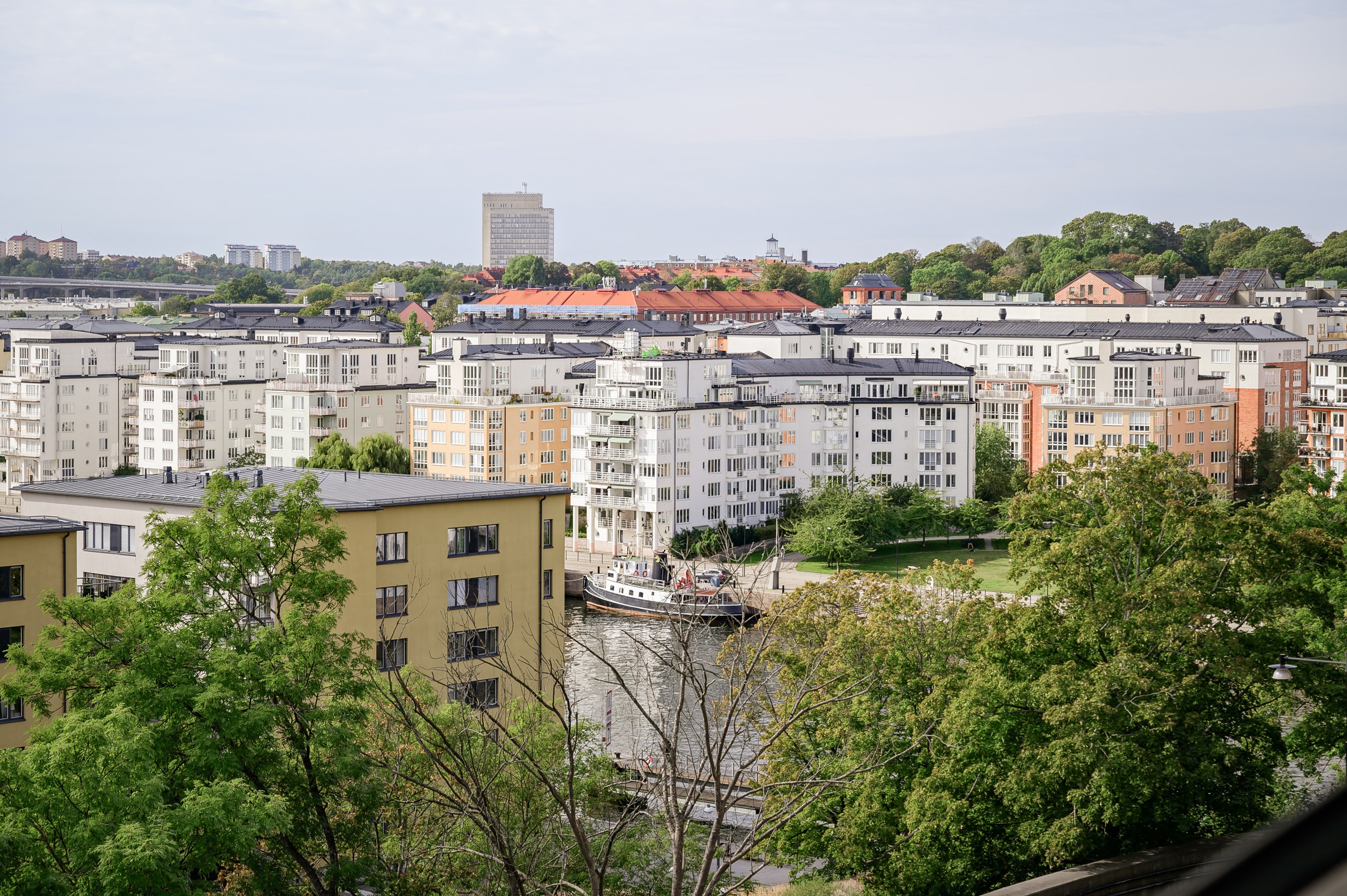 Utsikt balkong mot Södermalm i väster.