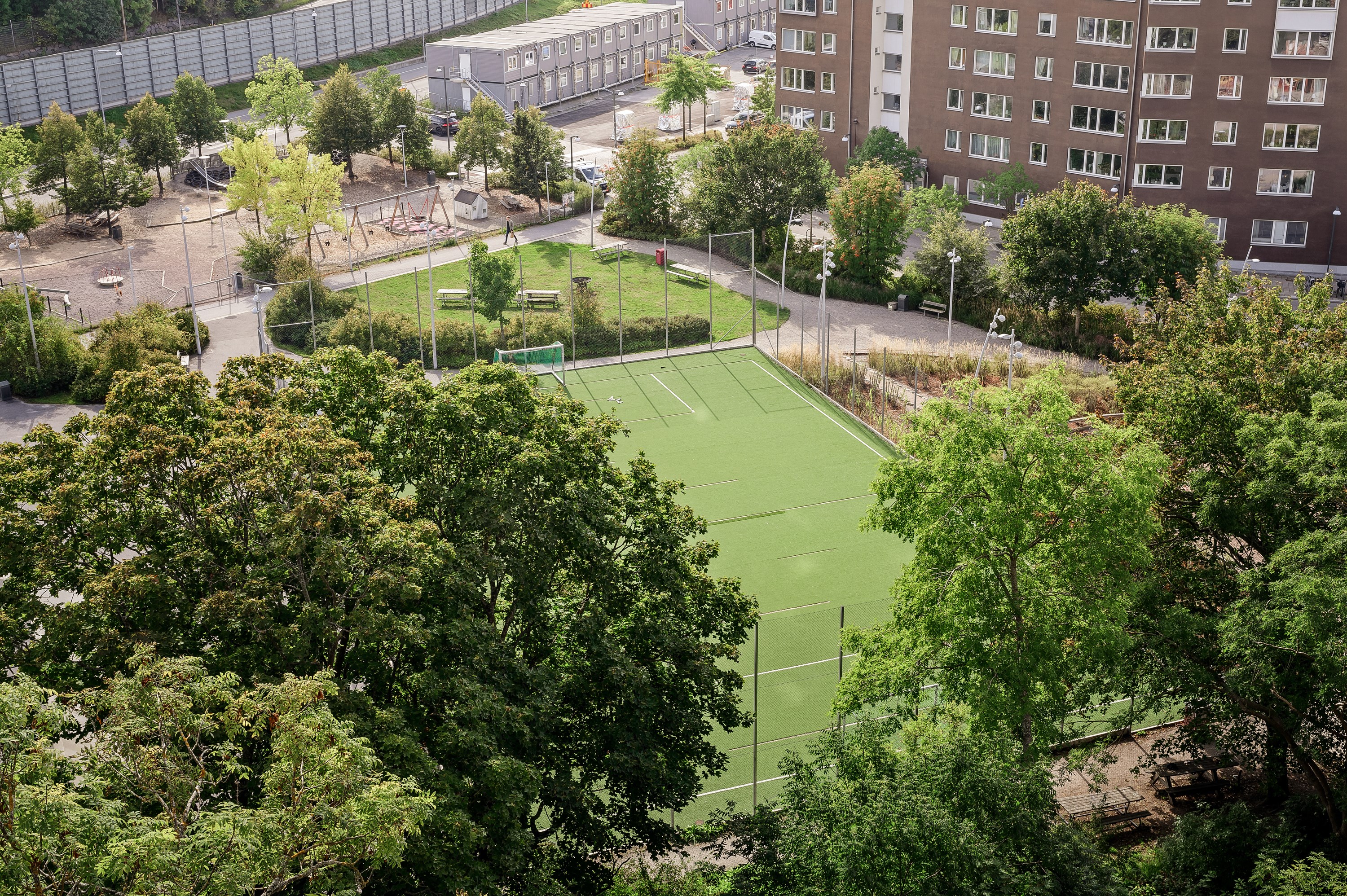 Konstgräsplan snett nedanför huset.