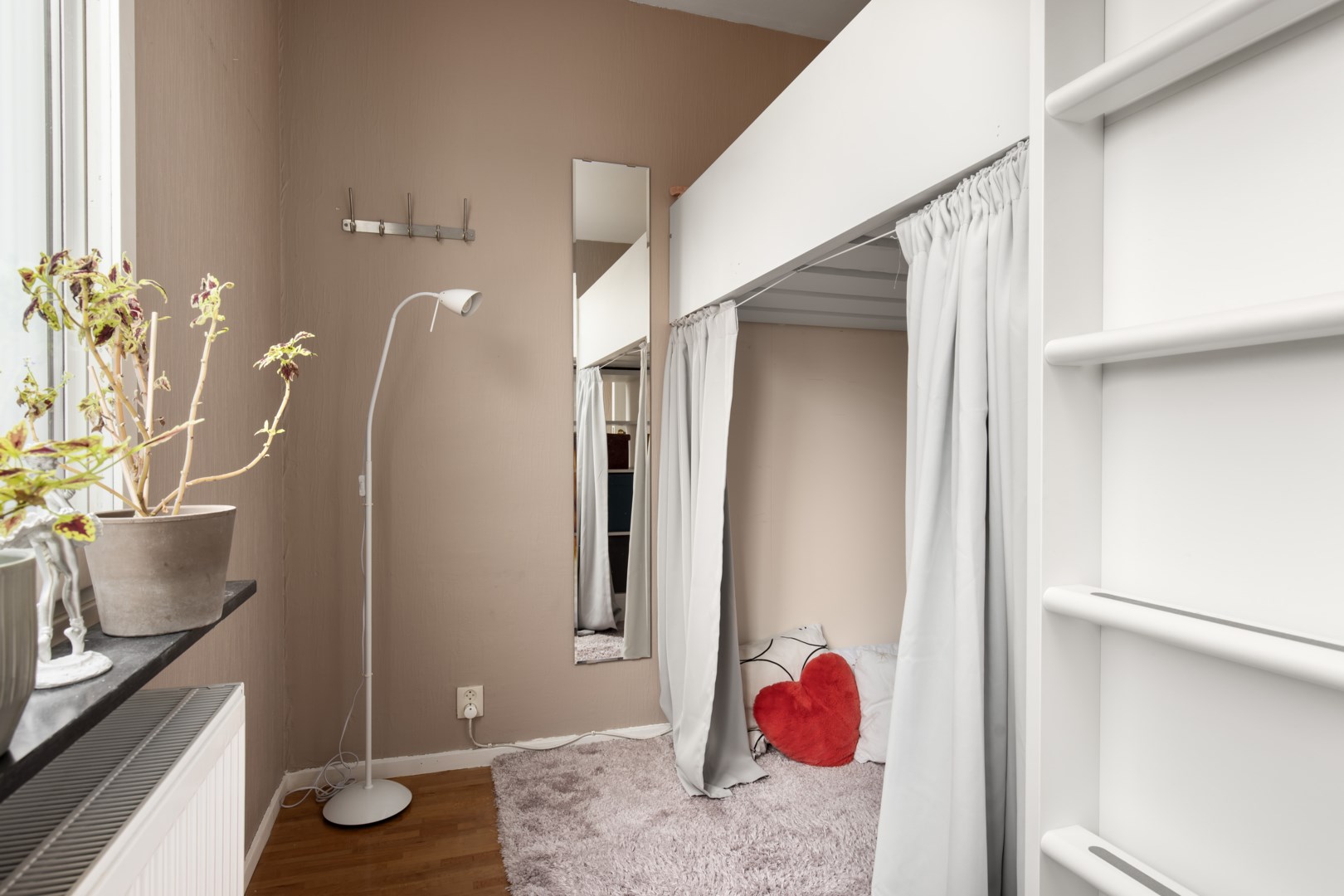 Bostadsbild från Ljuskärrsvägen 70, Såld i Ljuskärrsberget - Saltsjöbaden, Nacka