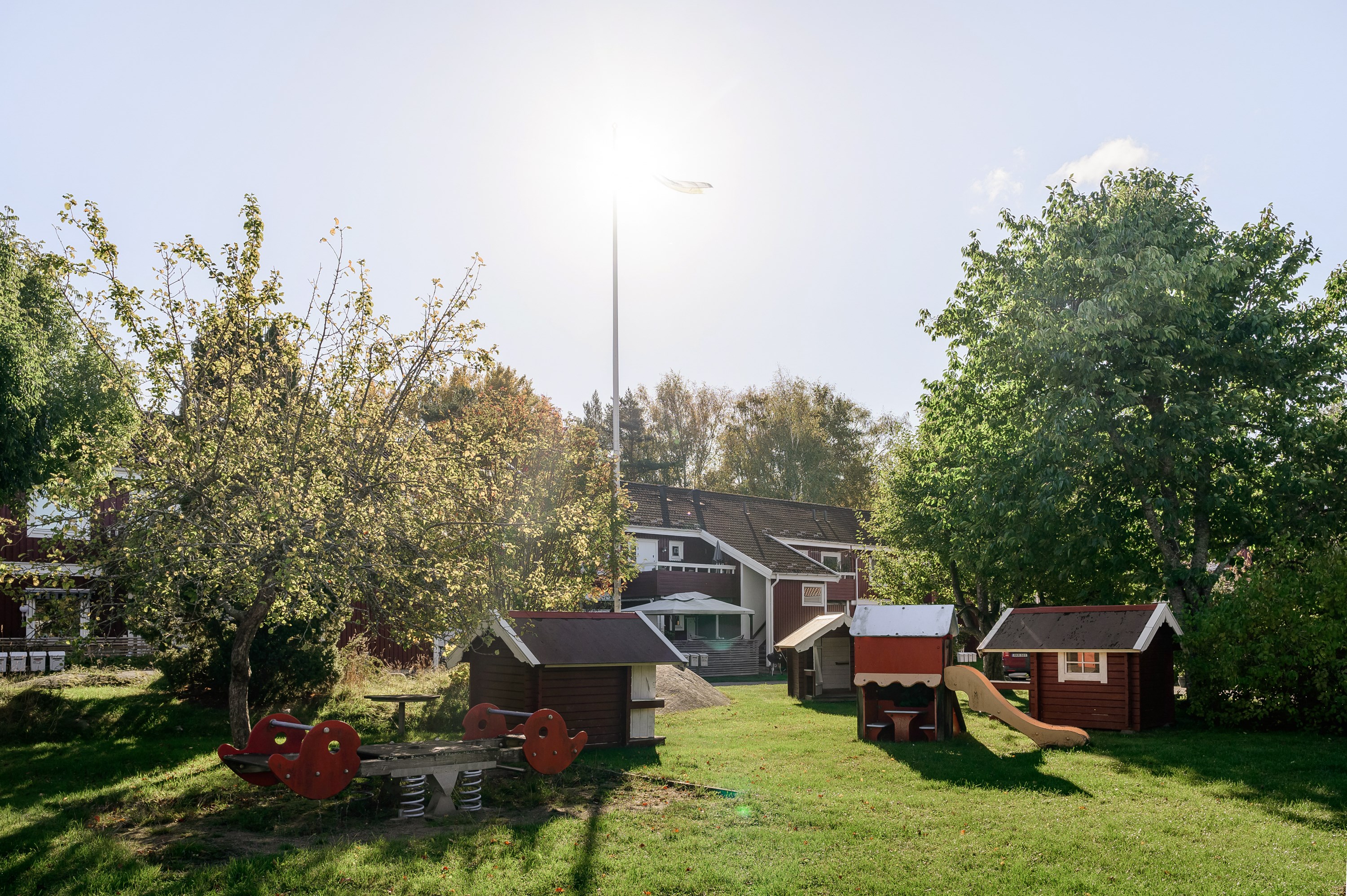 Gemensam lekplats i mitten av området