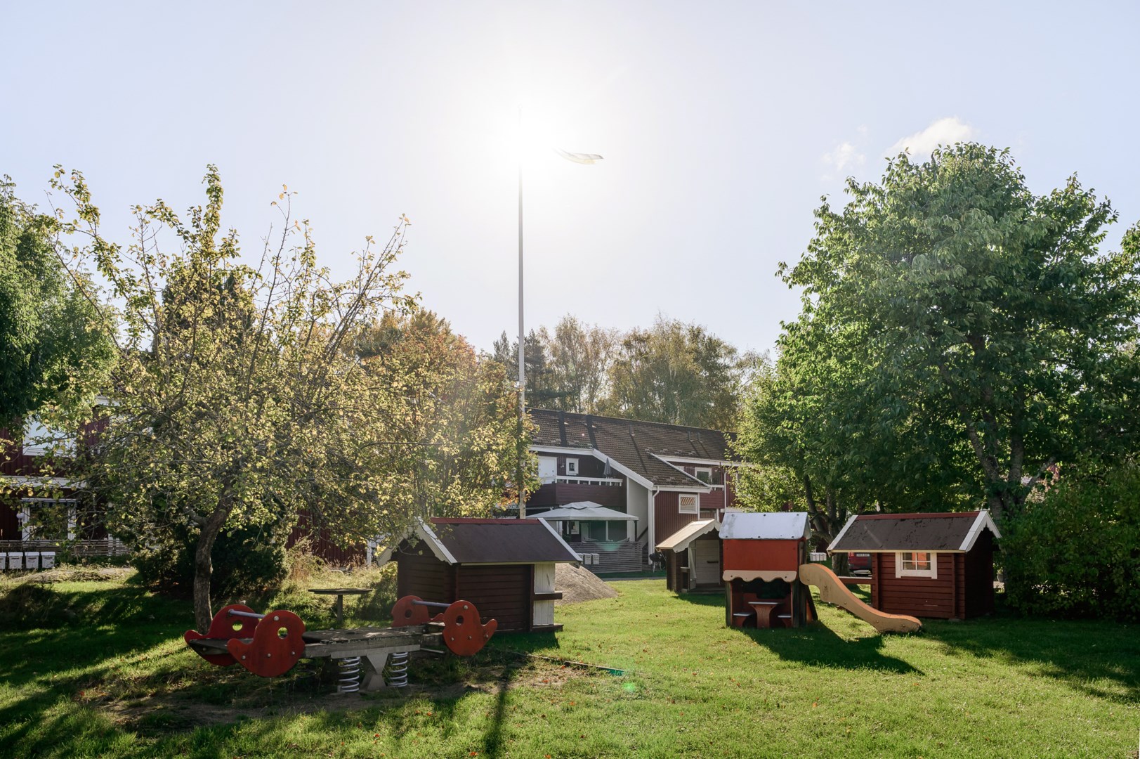 Gemensam lekplats i mitten av området