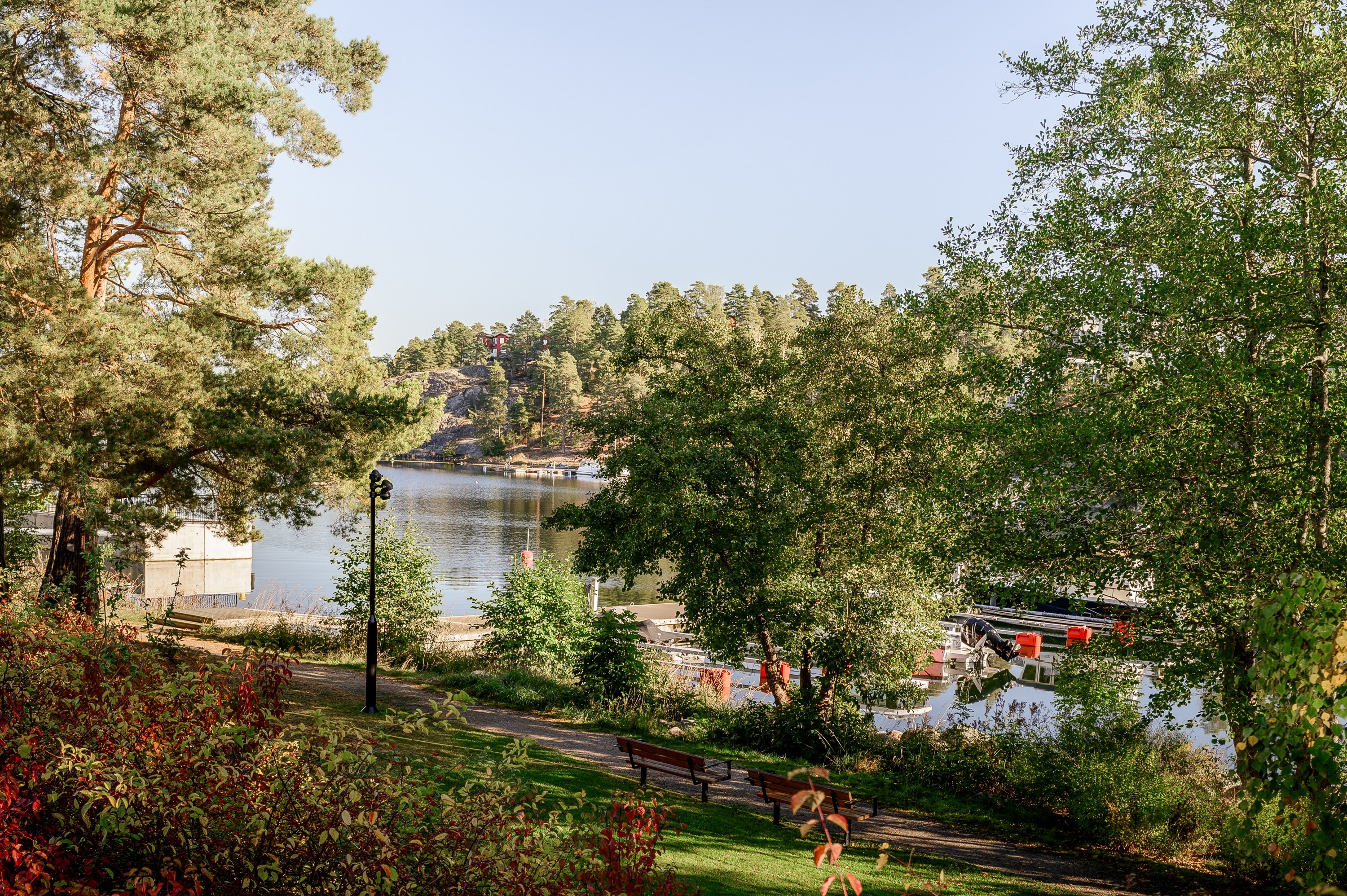 Vy mot vattnet från huset.