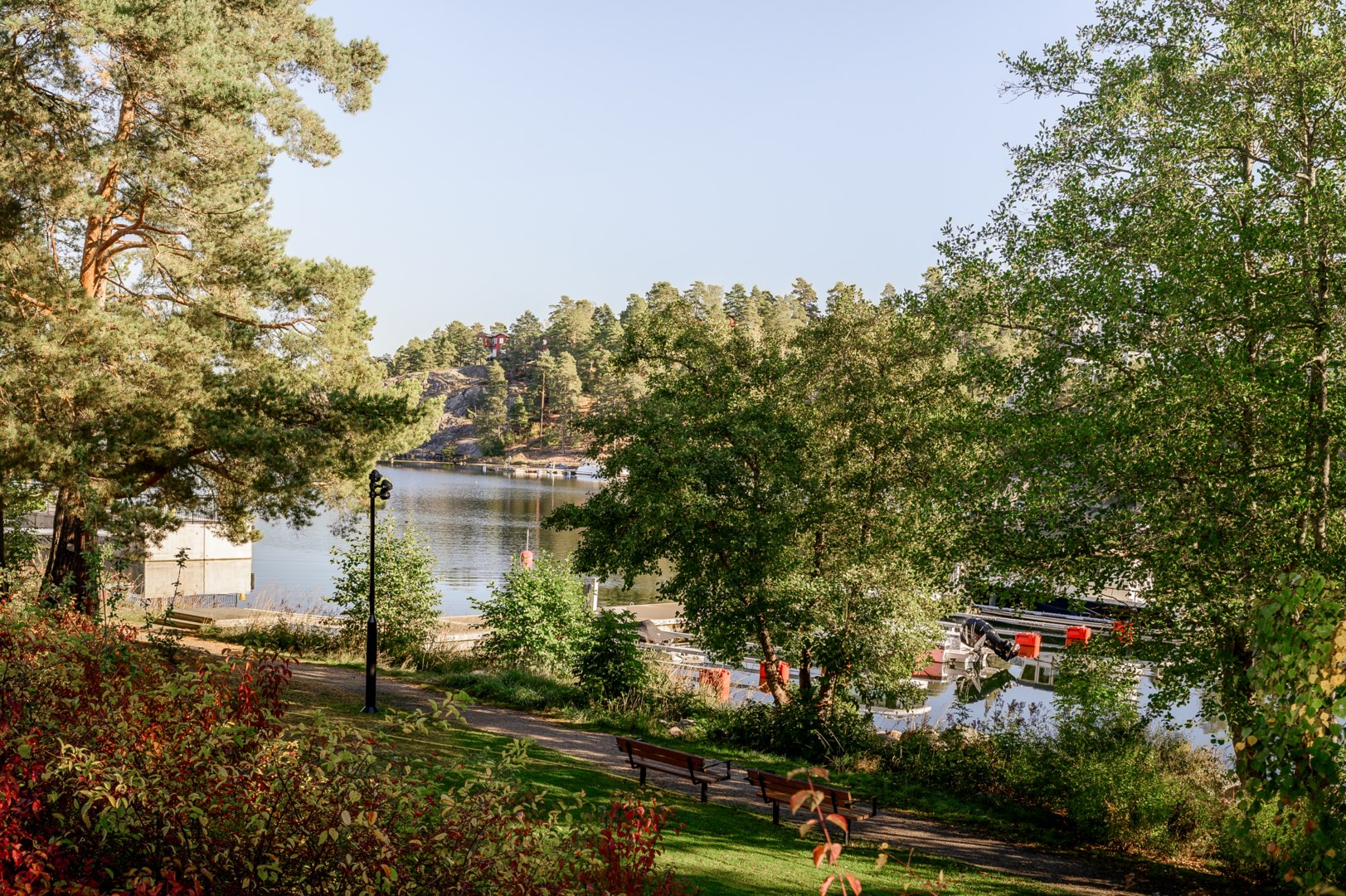 Vy mot vattnet från huset.