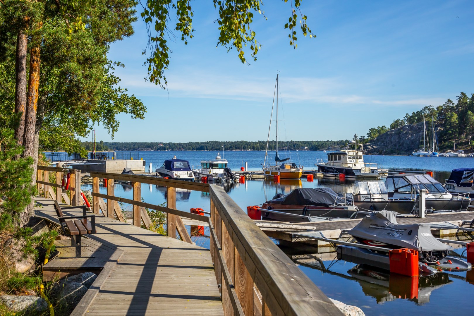 Strandpromenad nedan för huset - här finns möjlighet till båtplats.