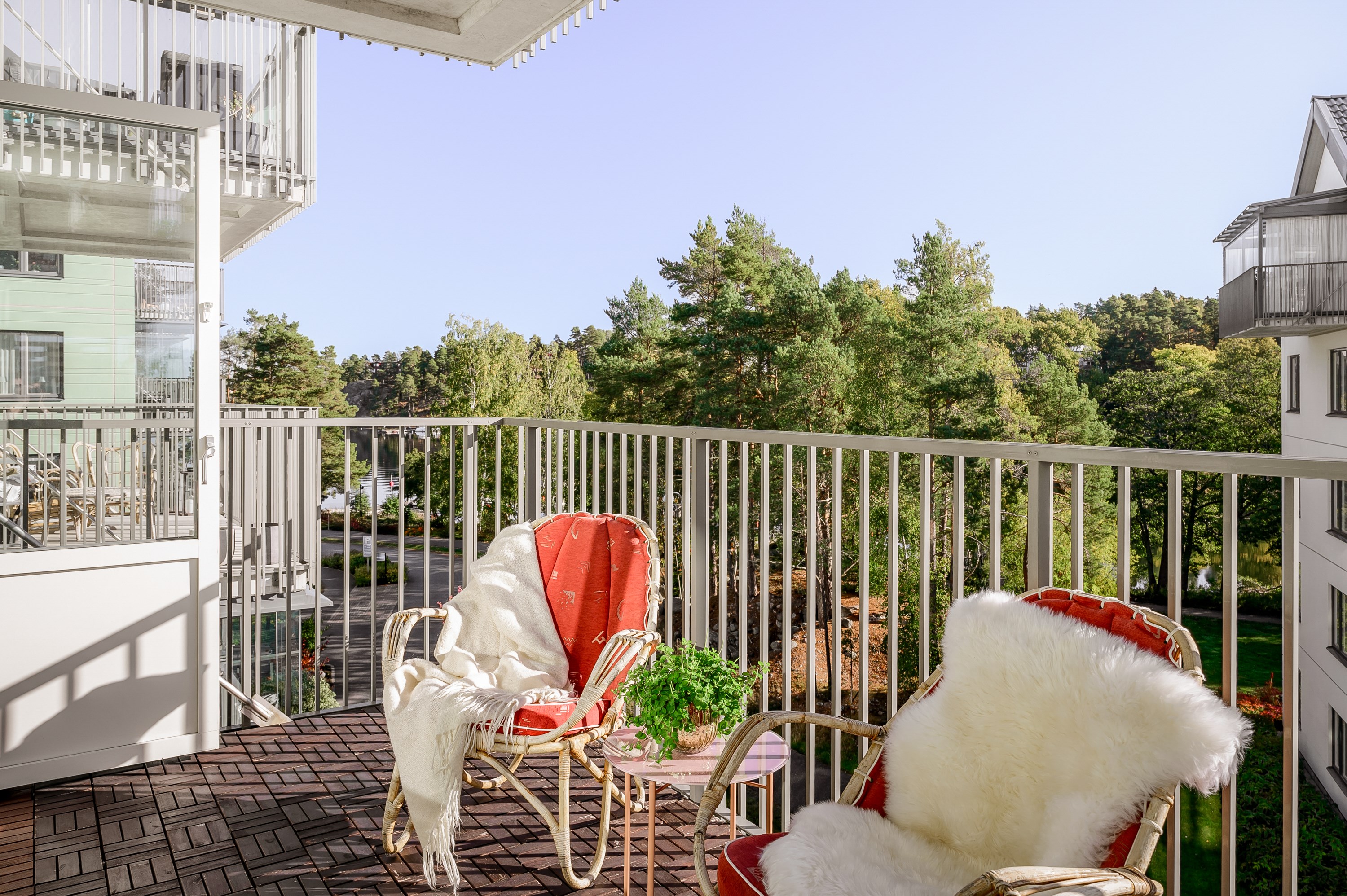 Luftig 2a med balkong & sjöutsikt.