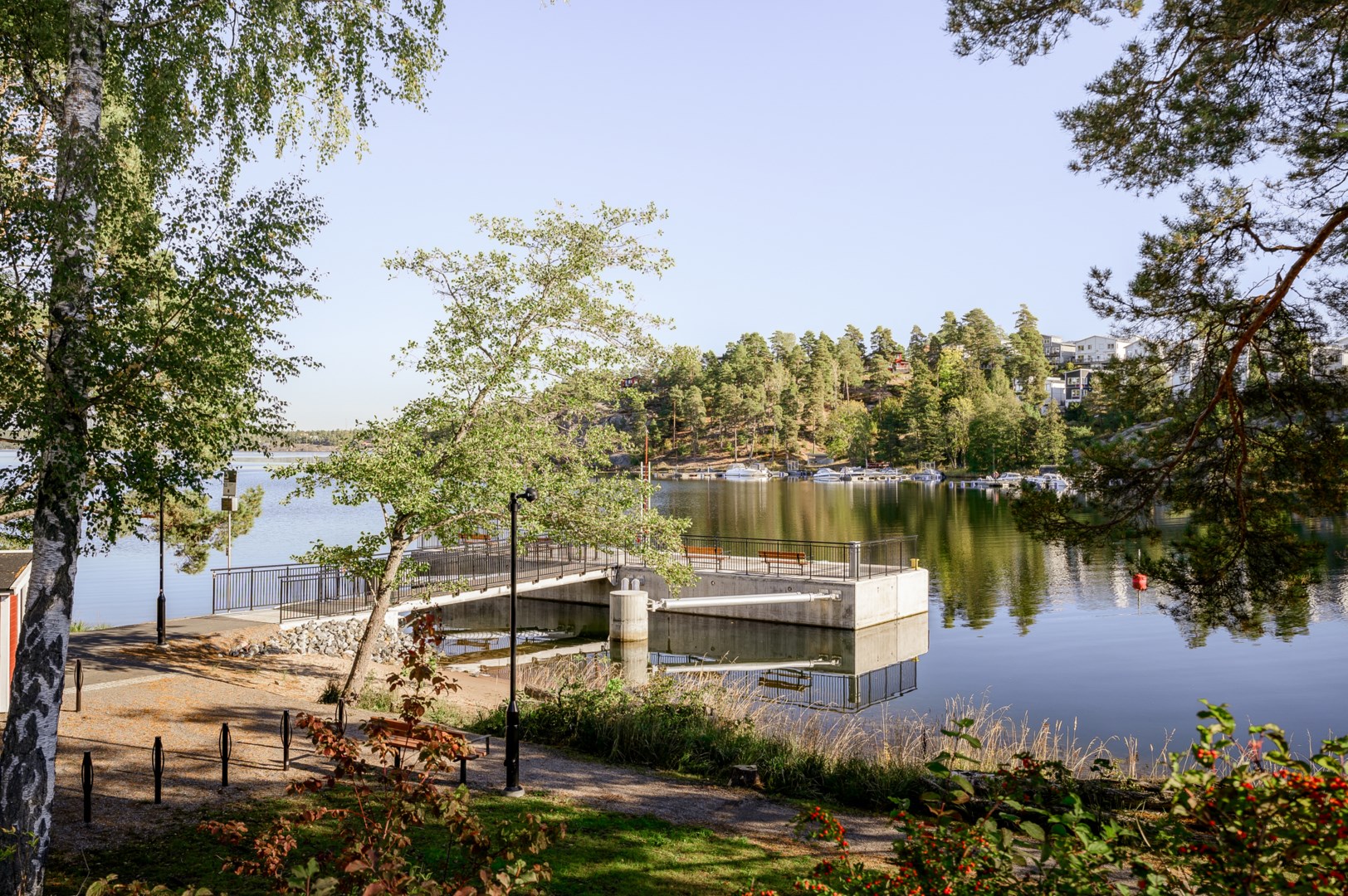 Vid strandkanten finns möjlighet till båtpendling in till Slussen & Strömkajen vid Grand Hôtel.
