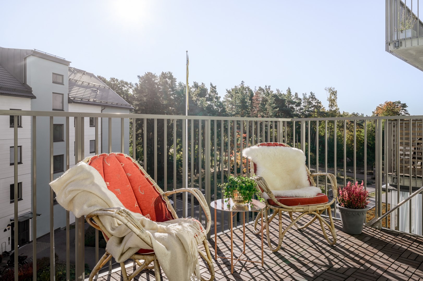 Balkongen kan glasas in likt många grannar redan gjort.