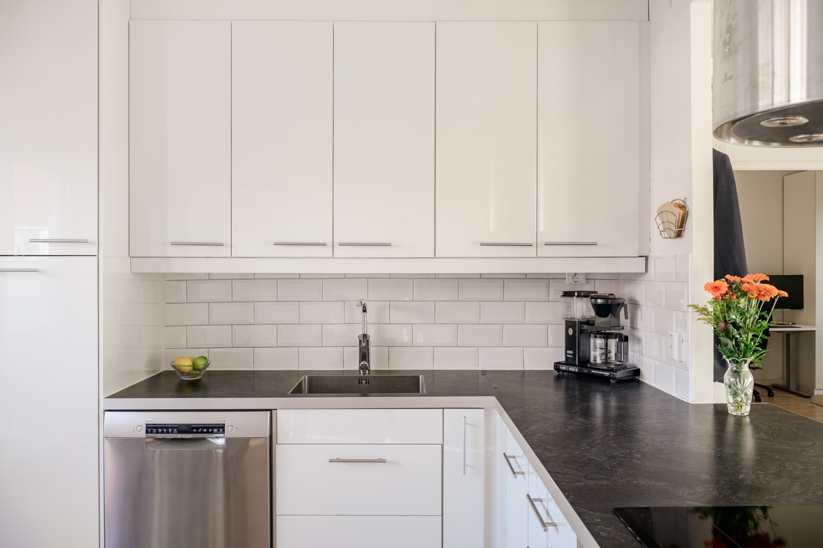 Bostadsbild från Ljuskärrsvägen 76, Såld i Ljuskärrsberget - Saltsjöbaden, Nacka