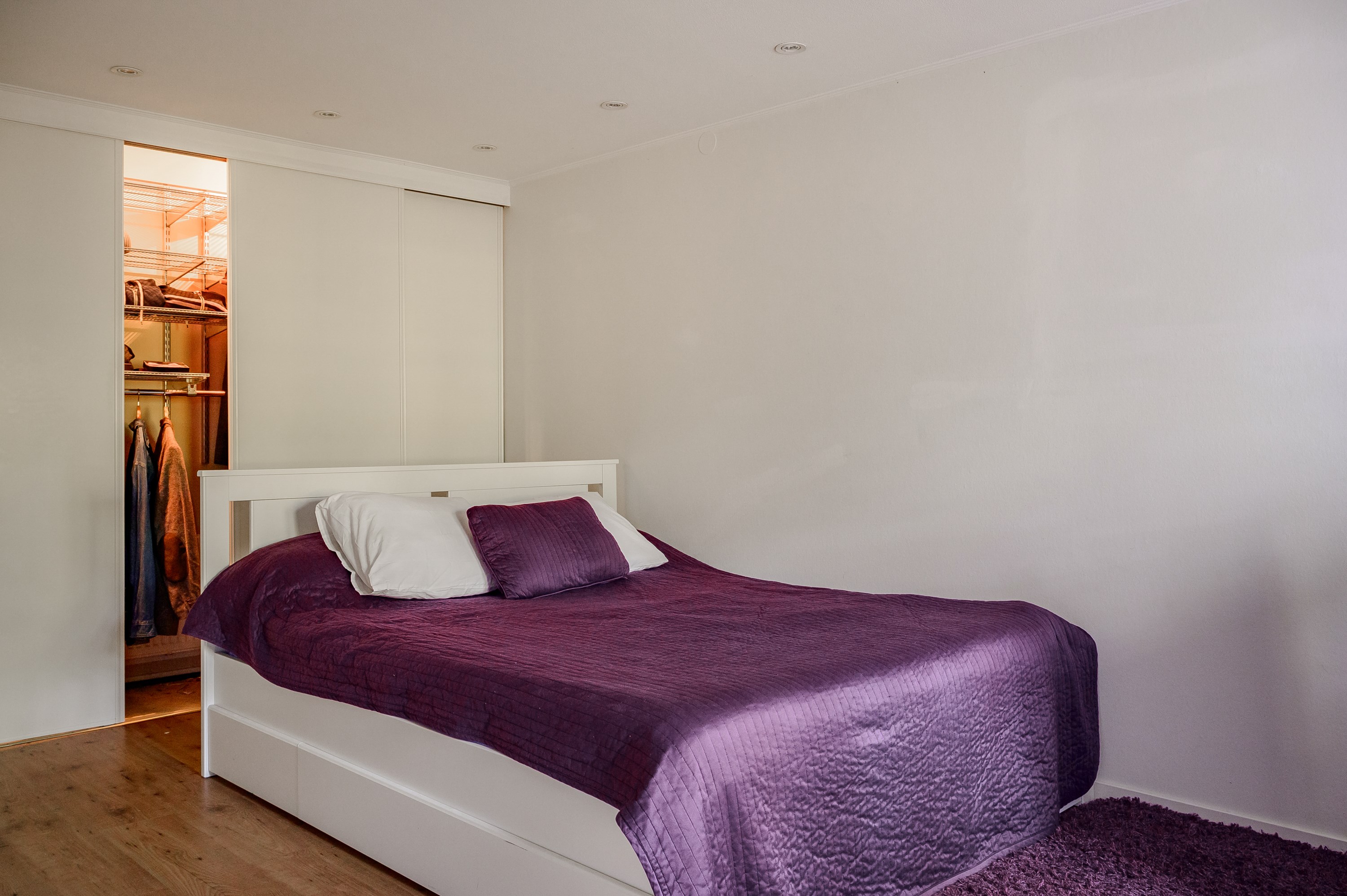 Stora sovrummet med hel garderobsvägg med skjutdörrar