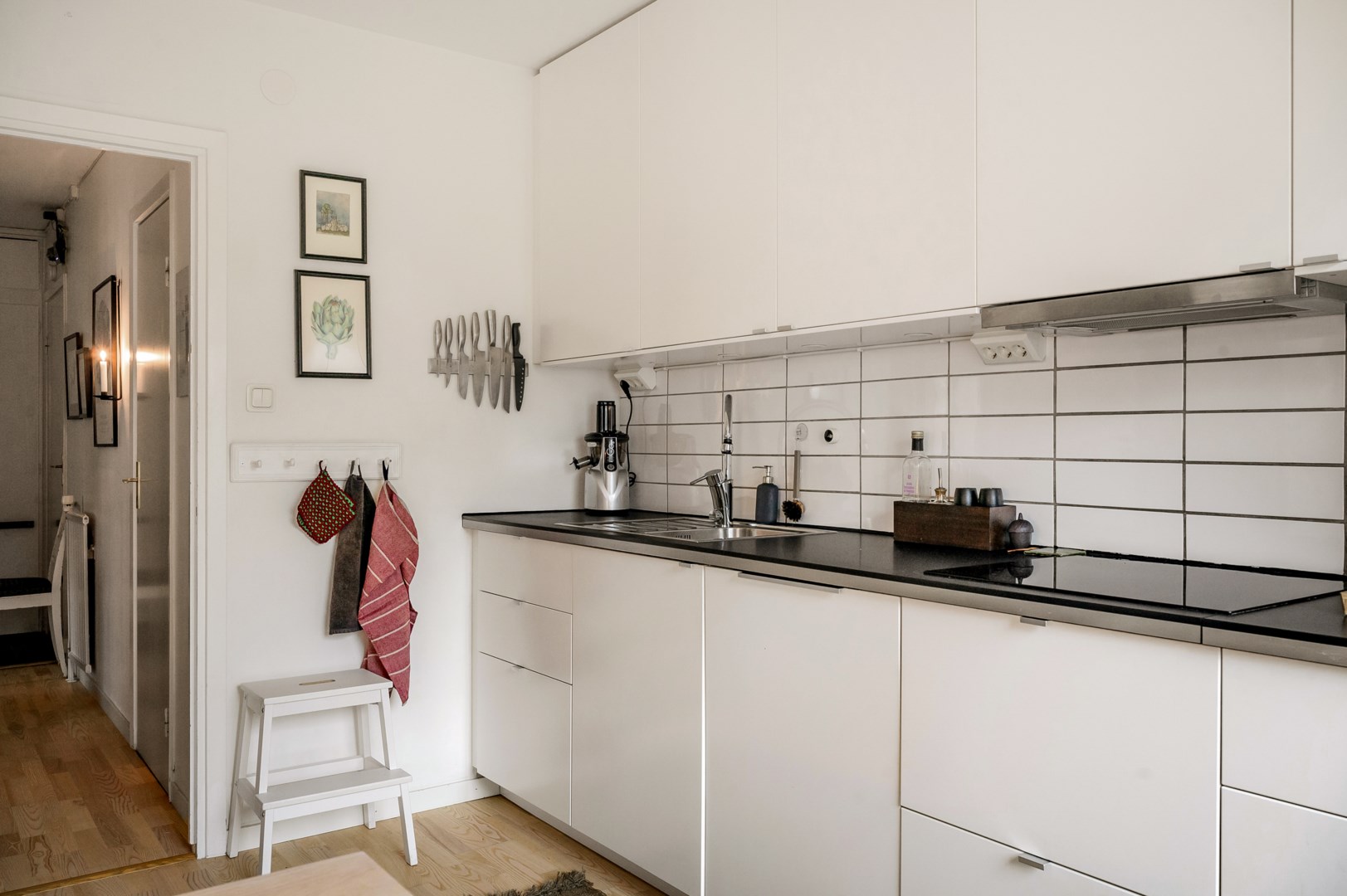 Köket nås via såväl hallen som vardagsrummet.