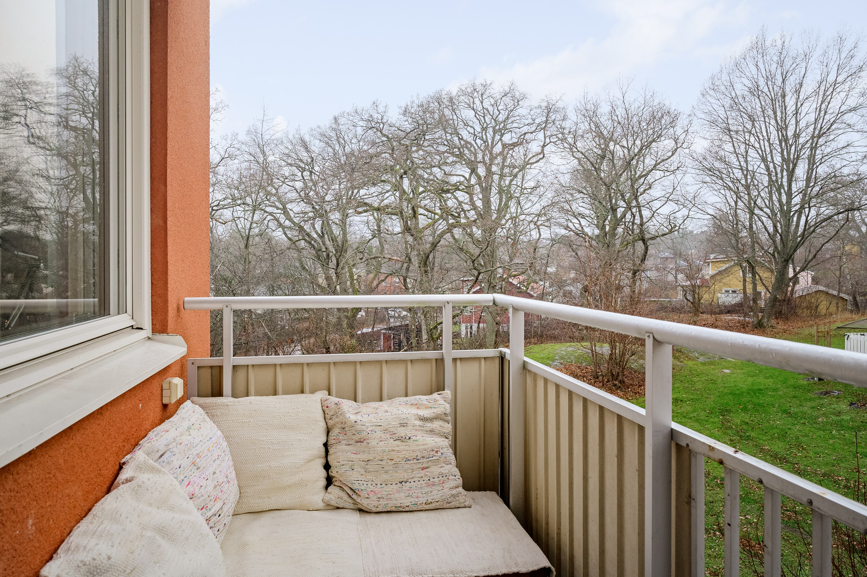 Balkongen i vinkel mot ekbacken i söder.