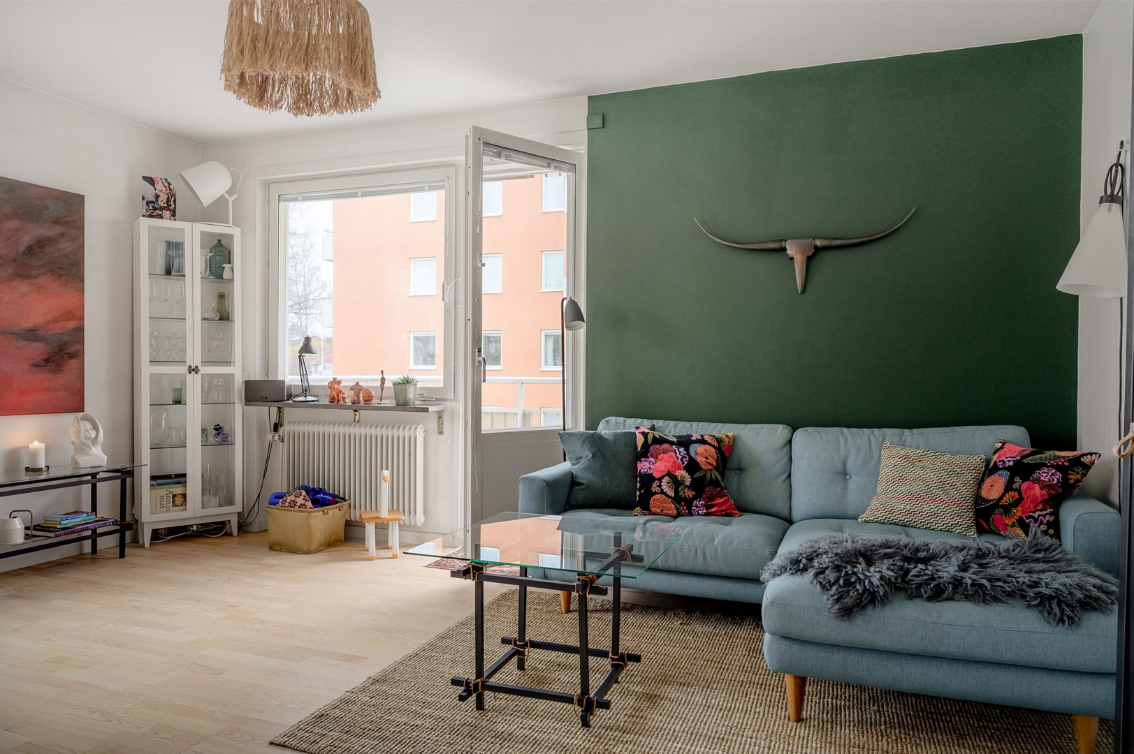 Genomgående ljusa trägolv samt målade väggar.