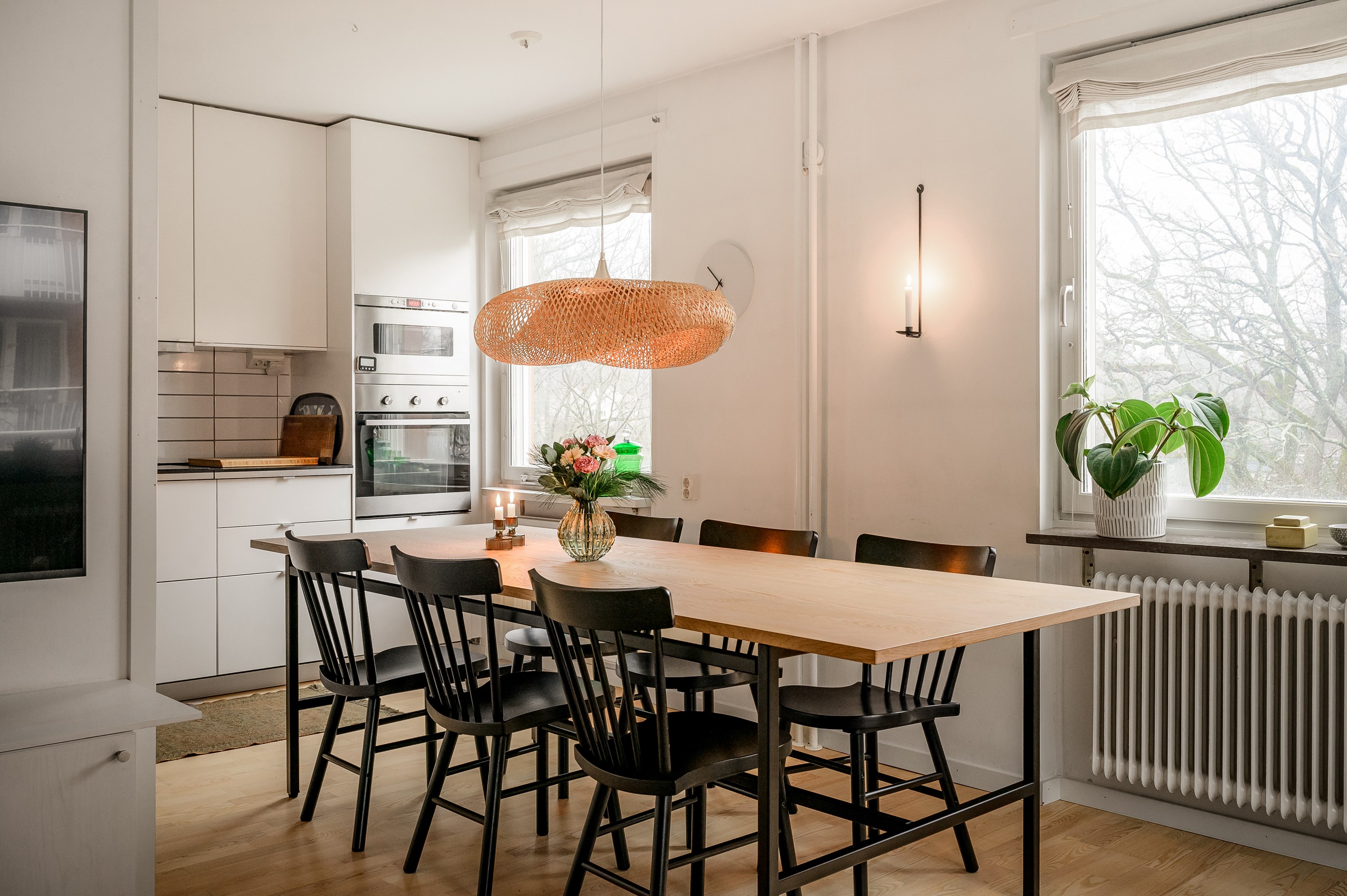 Ljus helrenoverad gaveltrea på populär adress.