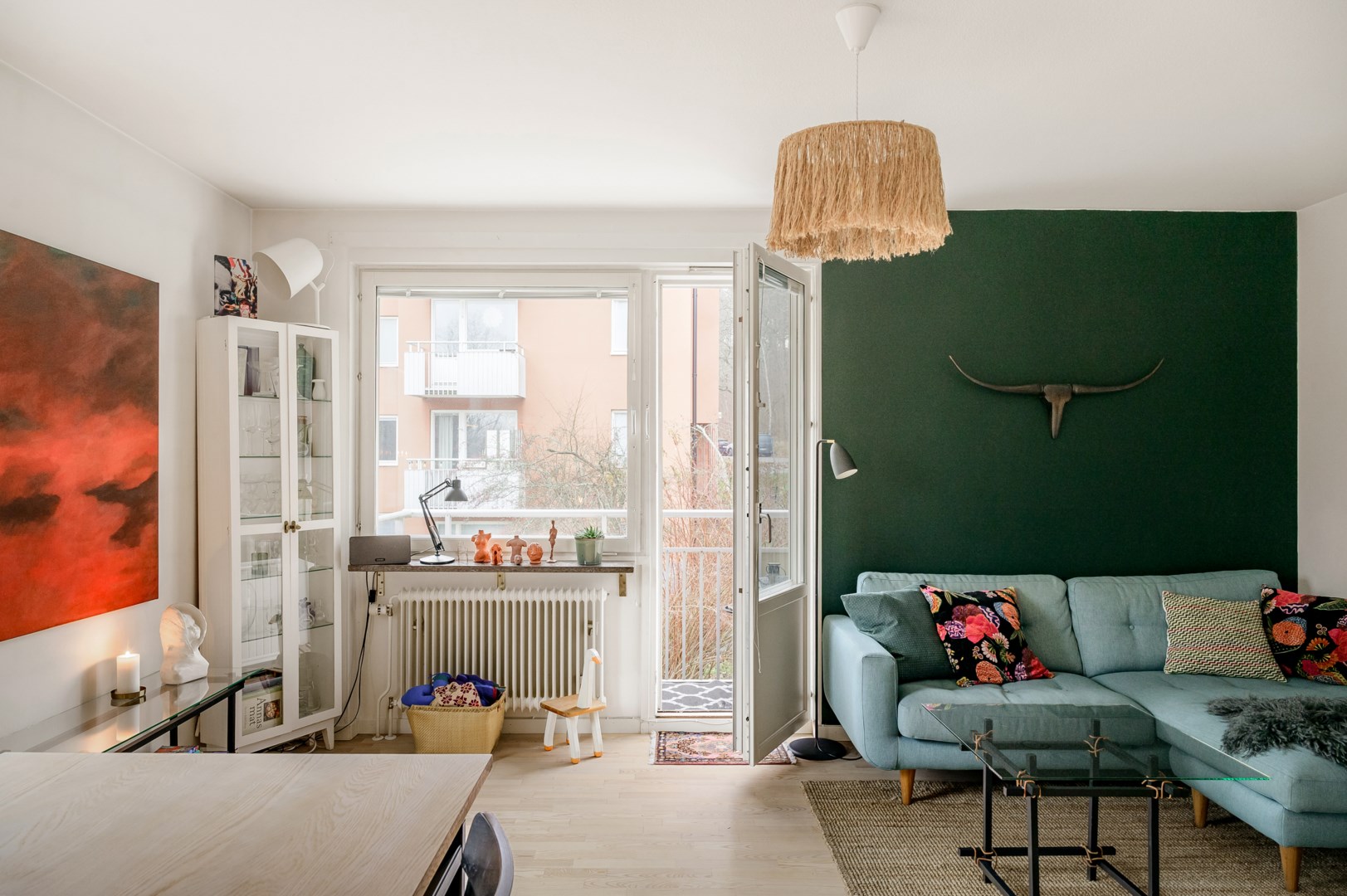 Halvöppen social planlösning med utgång till balkong i väster.