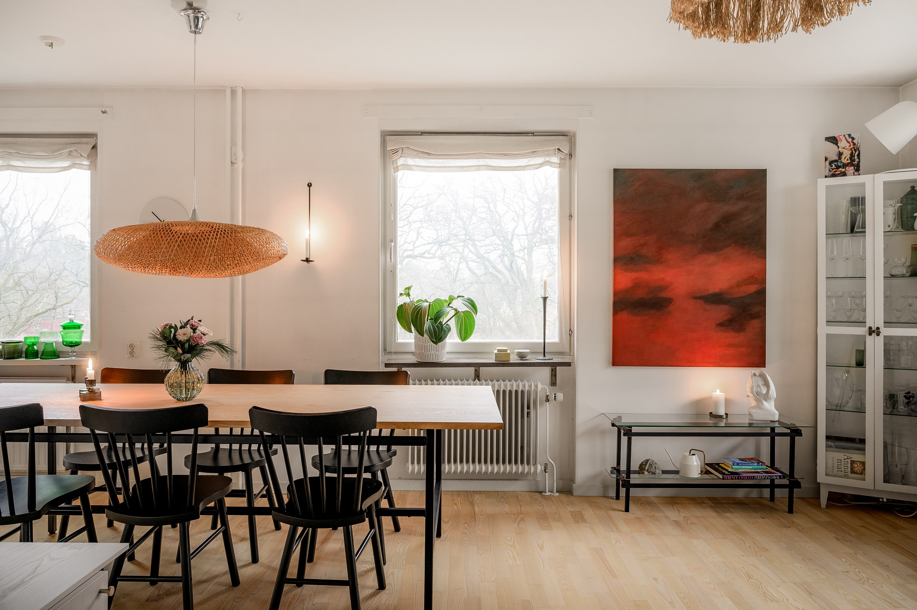 Härligt ljusinsläpp från söder med utblick mot naturen.