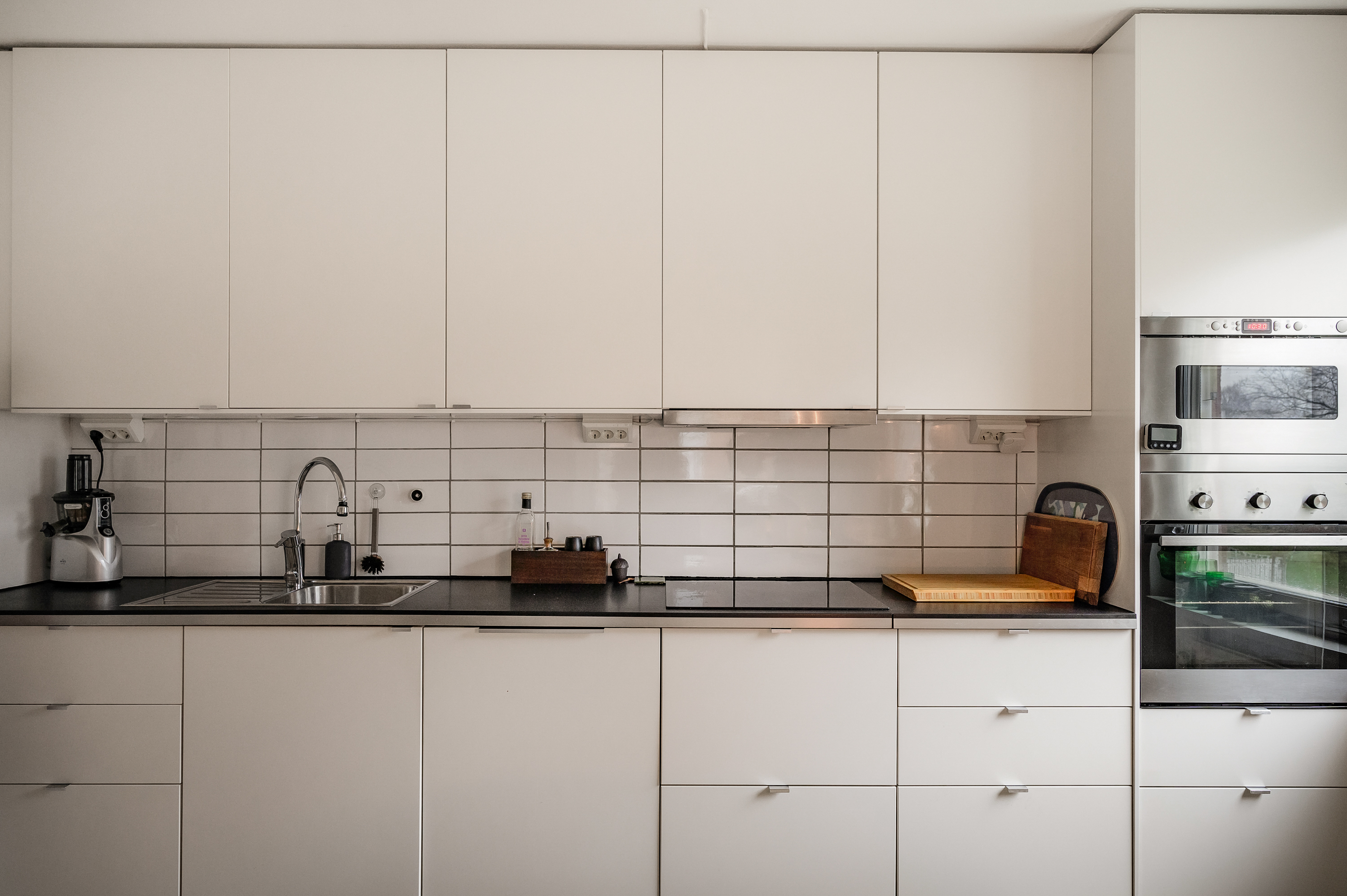 Smakfullt kök med moderna vitvaror.