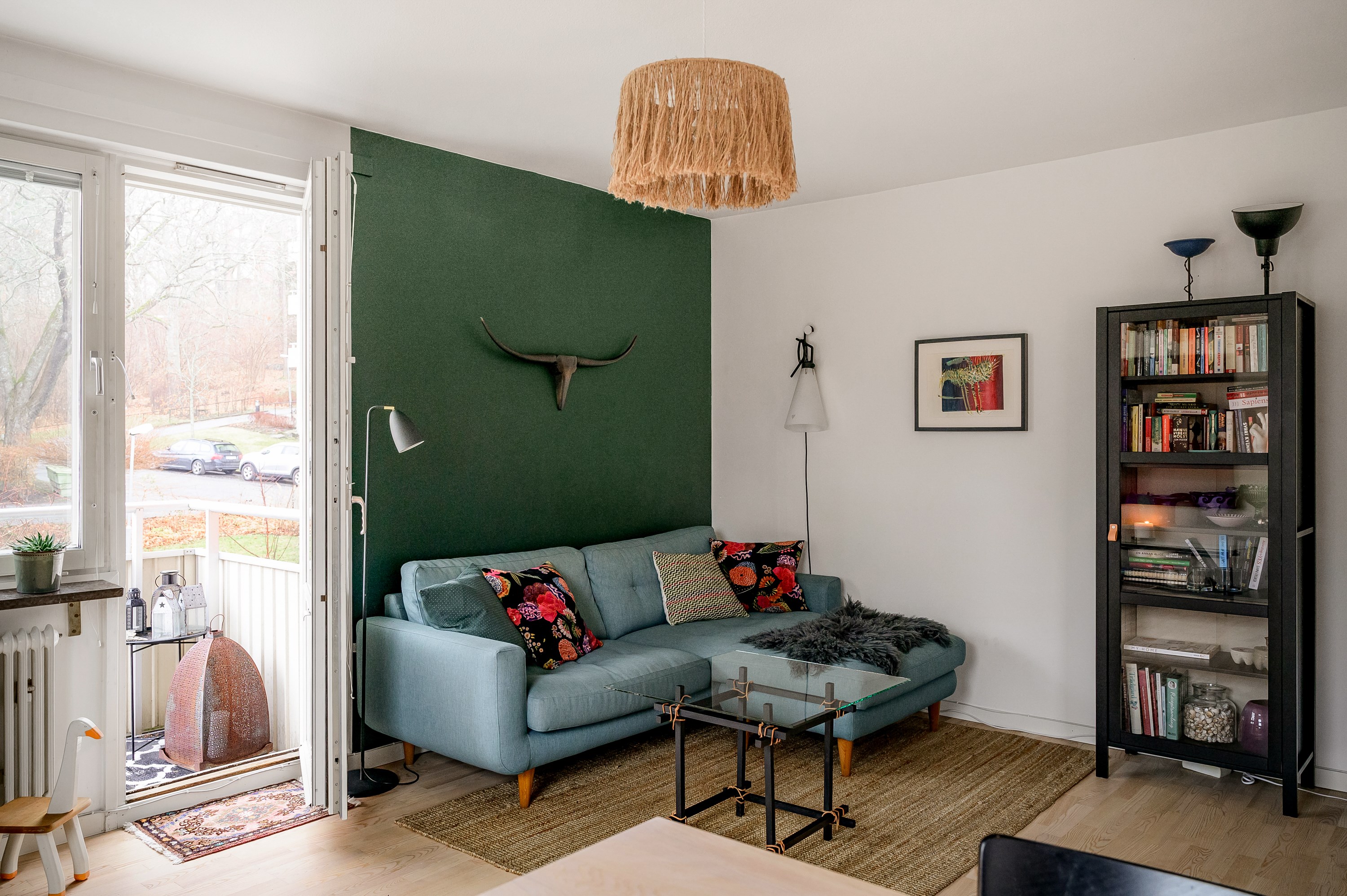 Rymligt vardagsrum med ljusinsläpp från söder och väster.