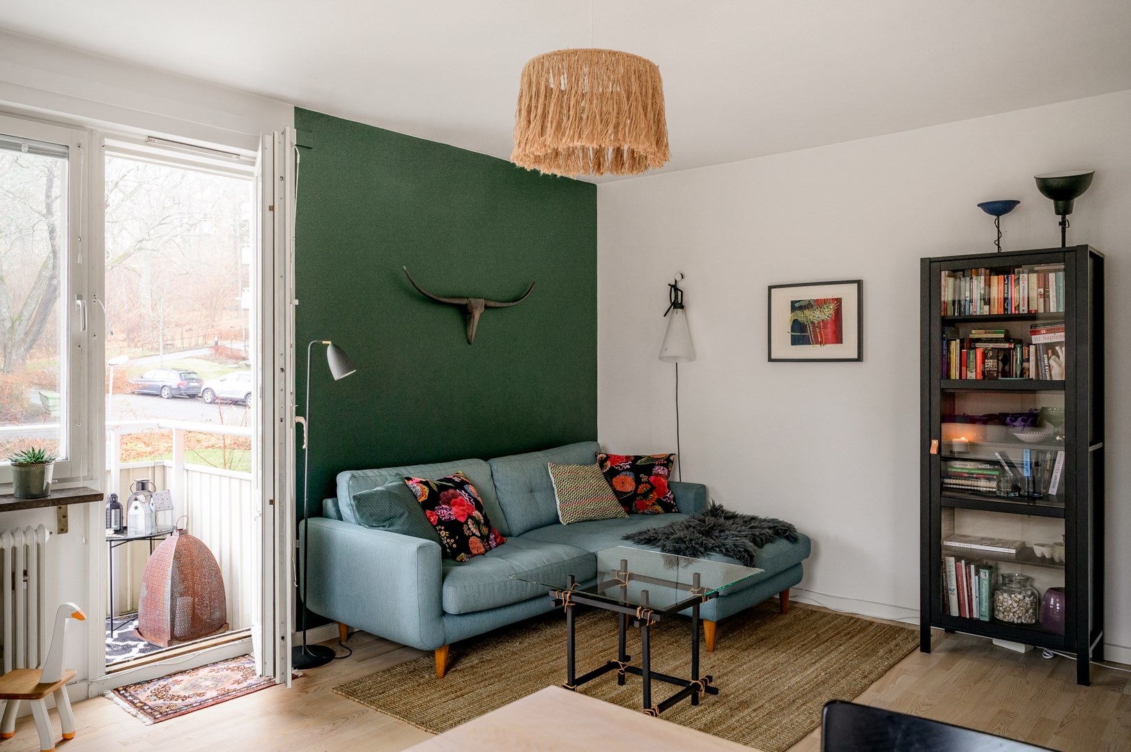 Rymligt vardagsrum med ljusinsläpp från söder och väster.