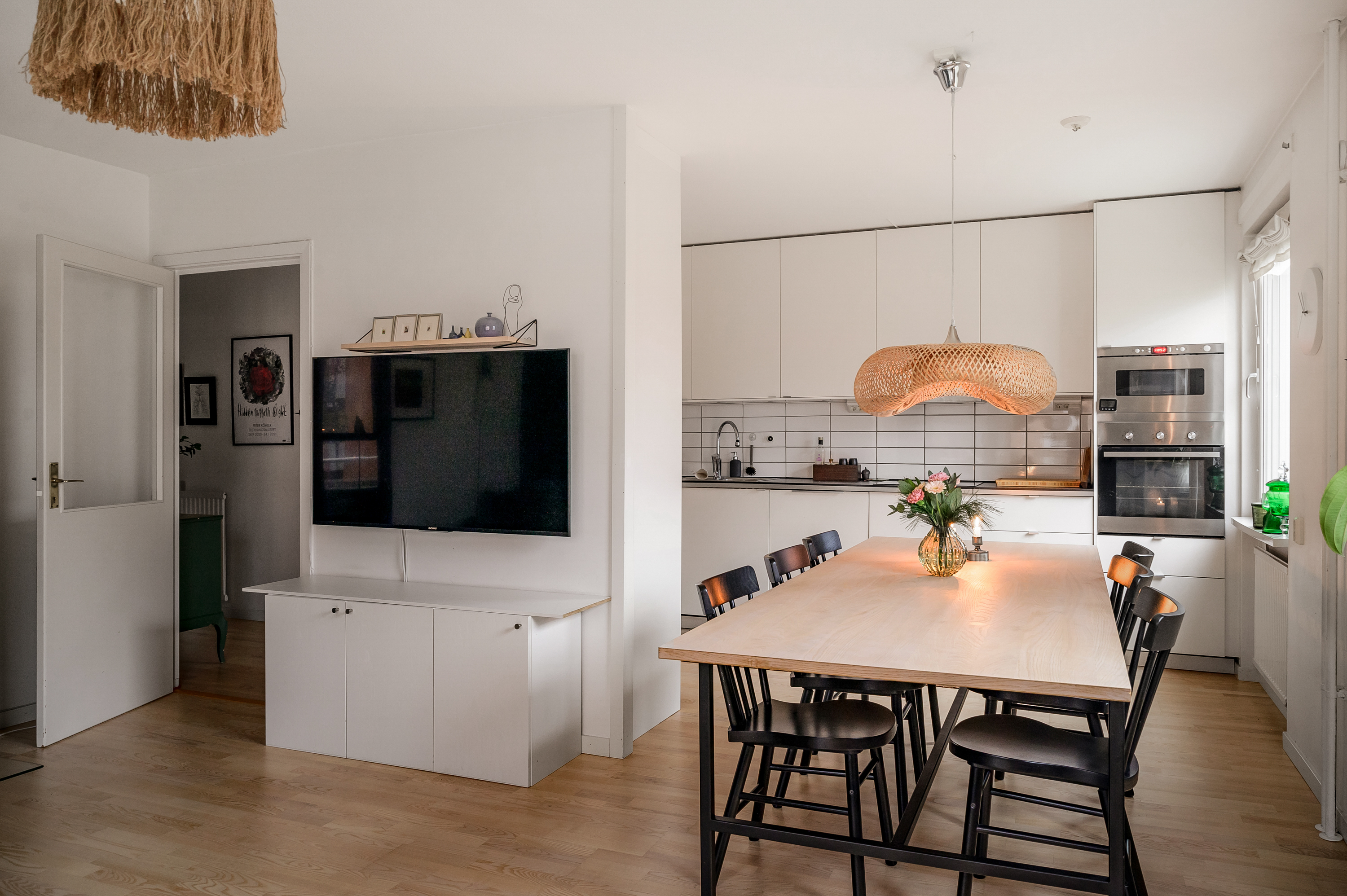 Matplats och kök i vinkel från balkongen.