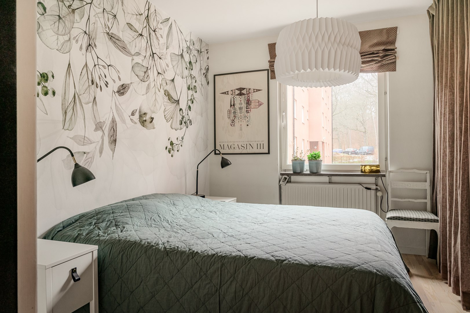 Försäldrasovrum med ljusinsläpp från väster...