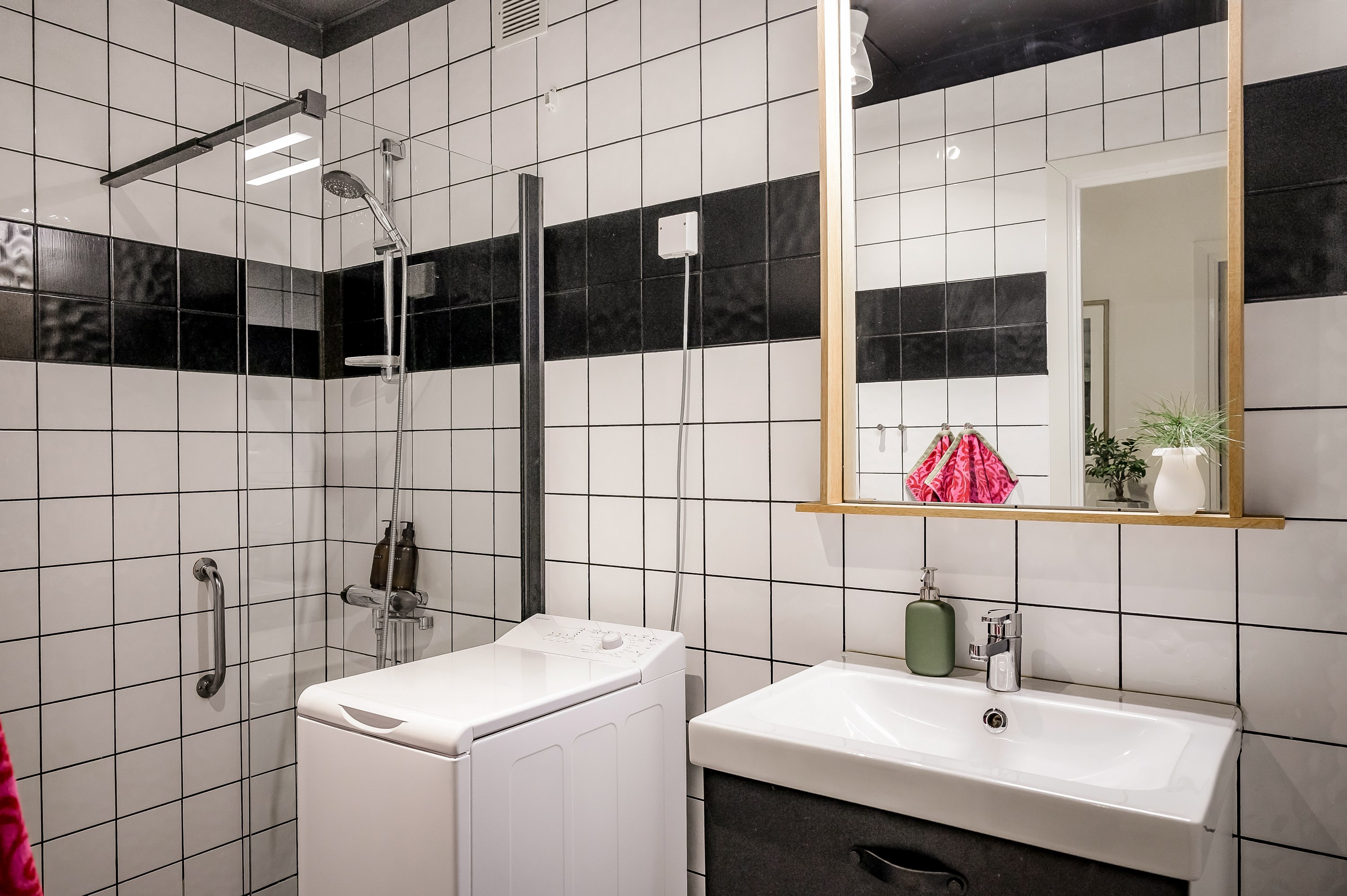 Badrum med dusch & tvättmaskin.