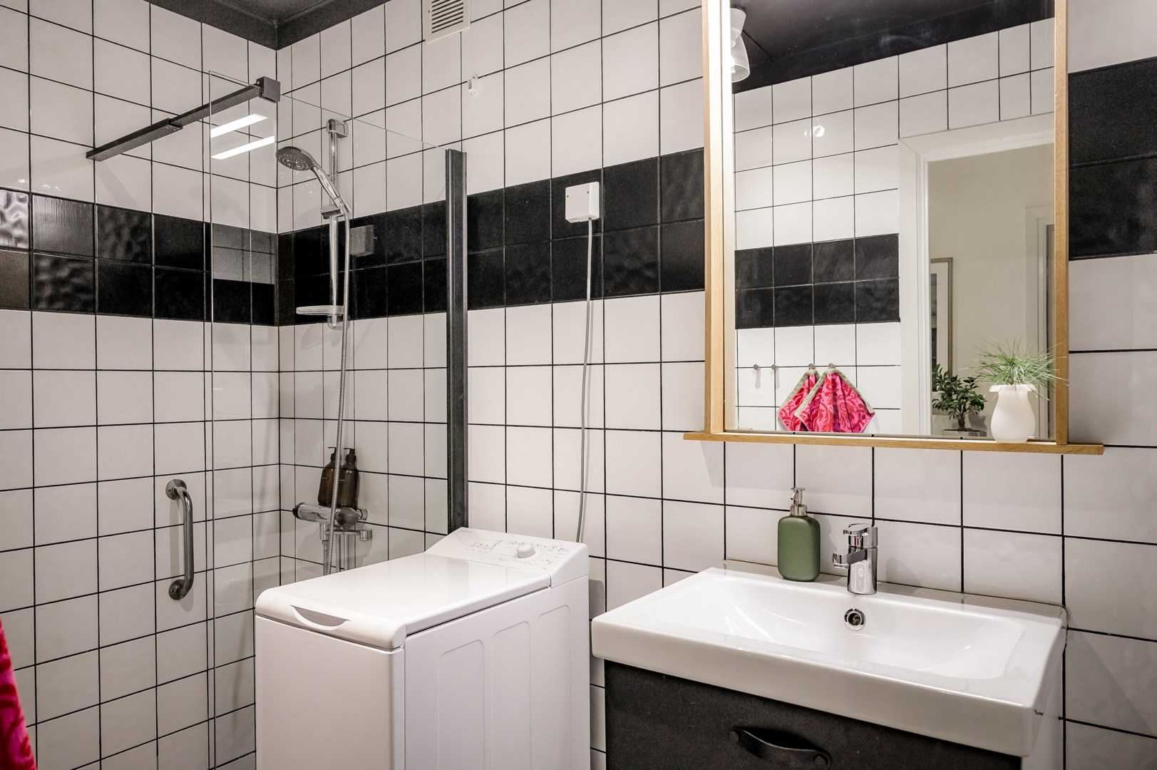 Badrum med dusch & tvättmaskin.
