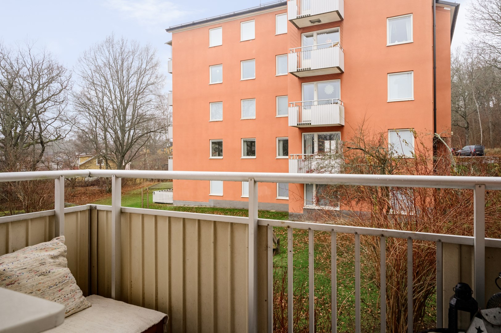 Balkongen i vinkel mot grönskan i väster.