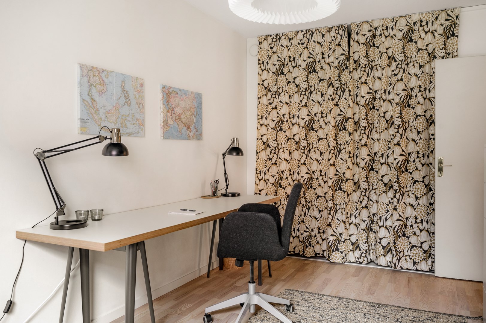 Vägghängd Elfa-förvaring bakom draperi.