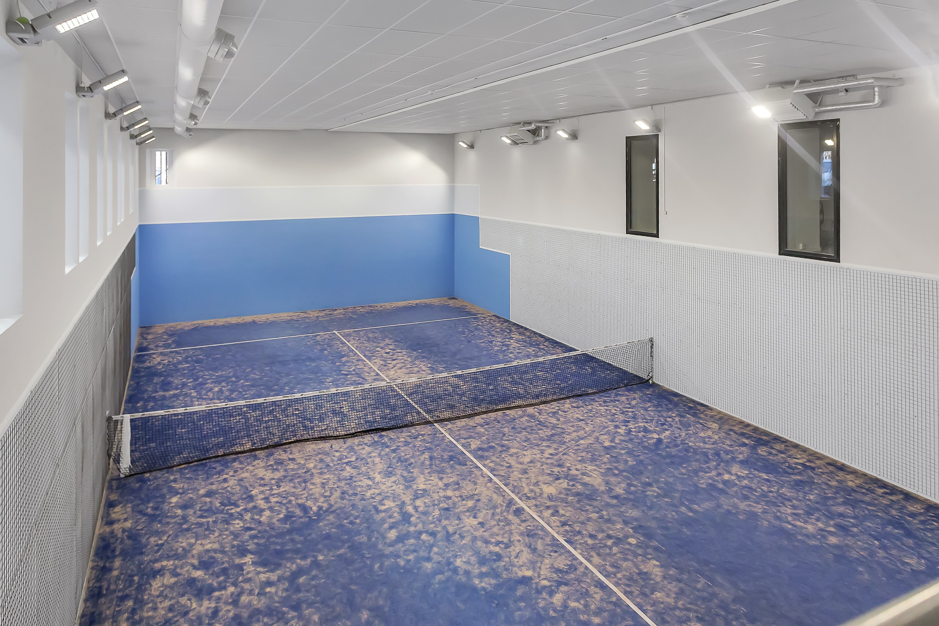 Padelbana i källarplan