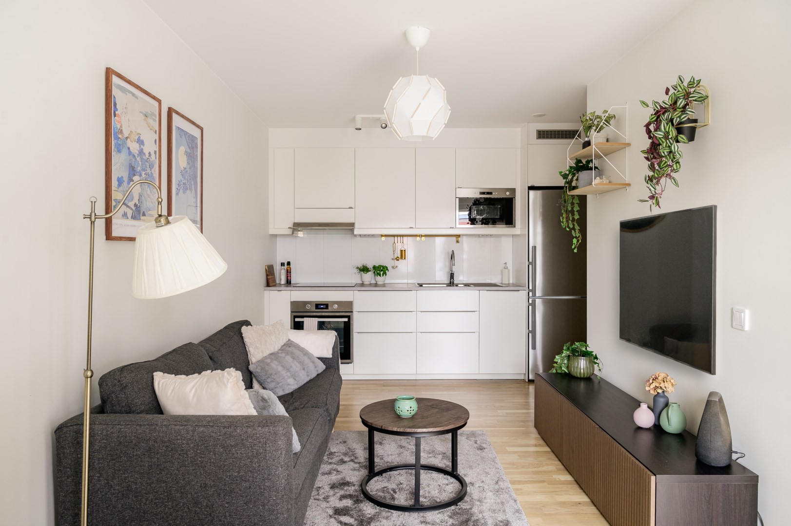 Genomgående ljusa ytsikt inkl. vitpigmenterade parkettgolv.