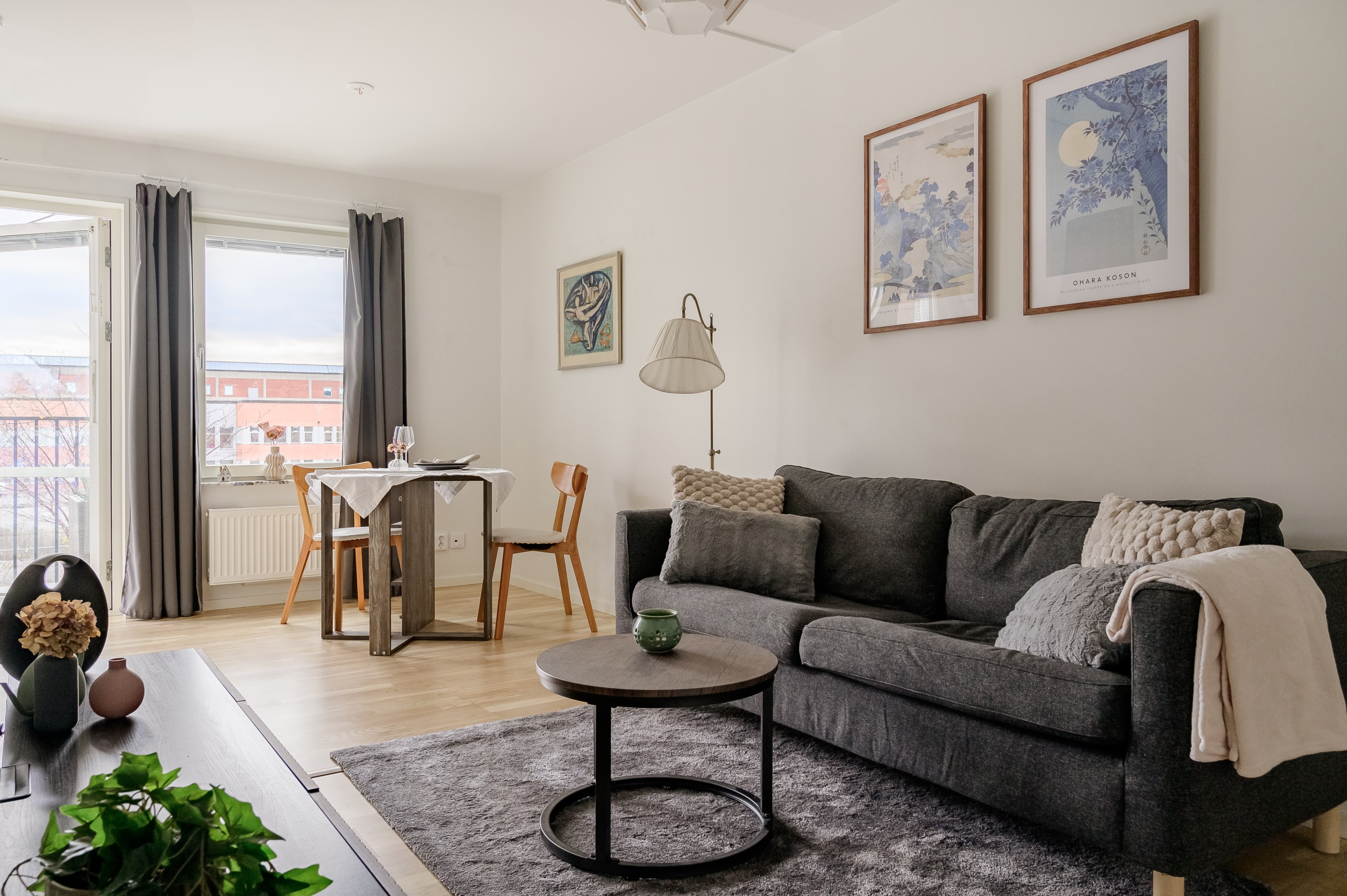 Rymliga kvadrat med sovalkov & södervänd balkong.