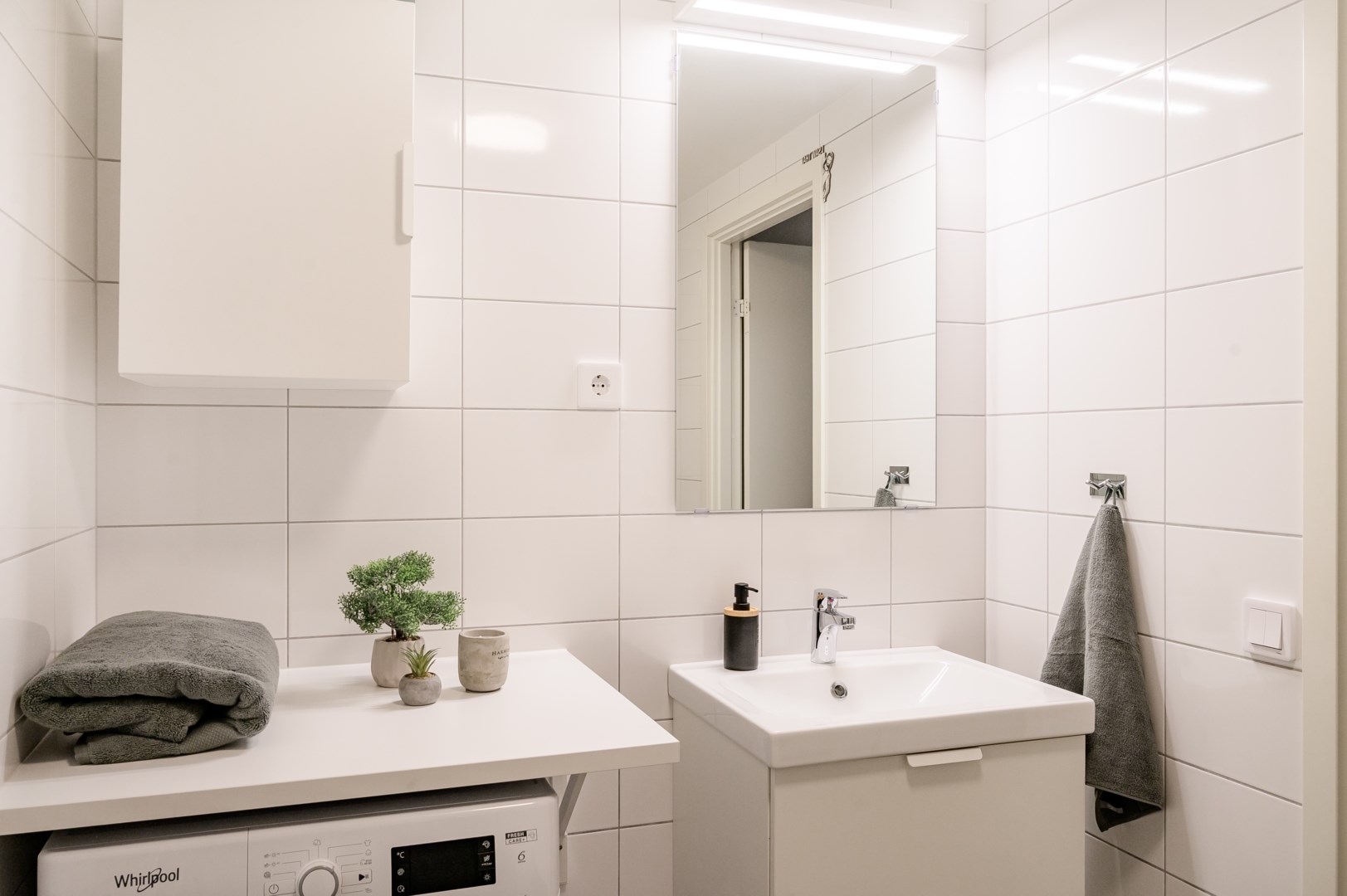 Rymligt helkaklat badrum...