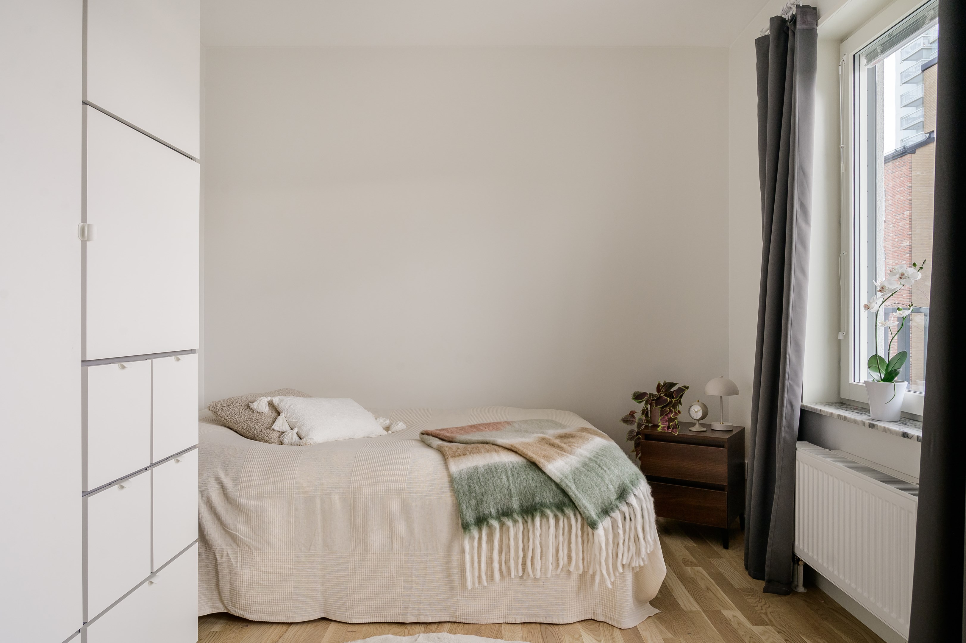 Sovalkov med fönster i söder.