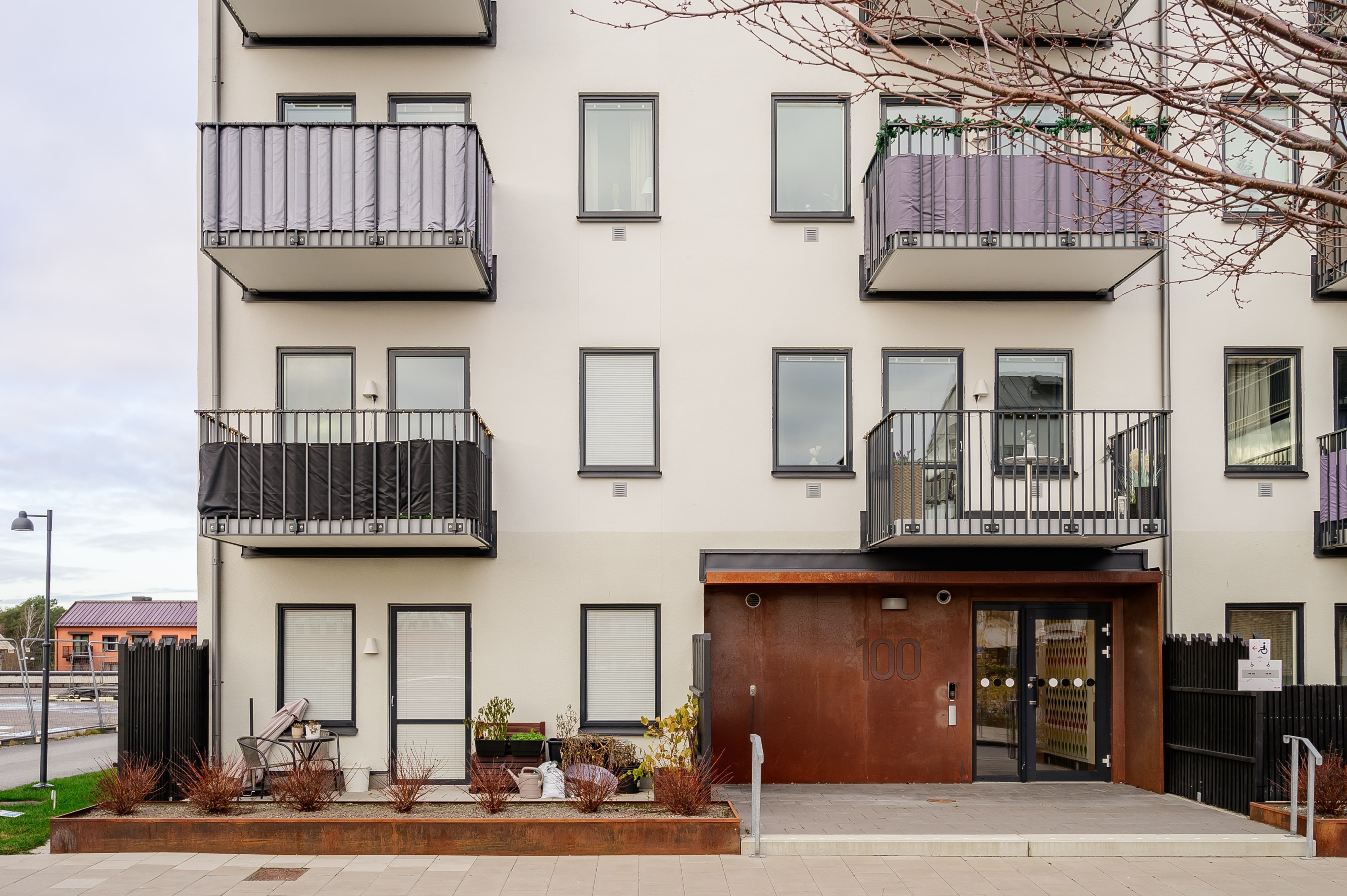 Lägenhetens balkong är lokaliserad ovanför porten.