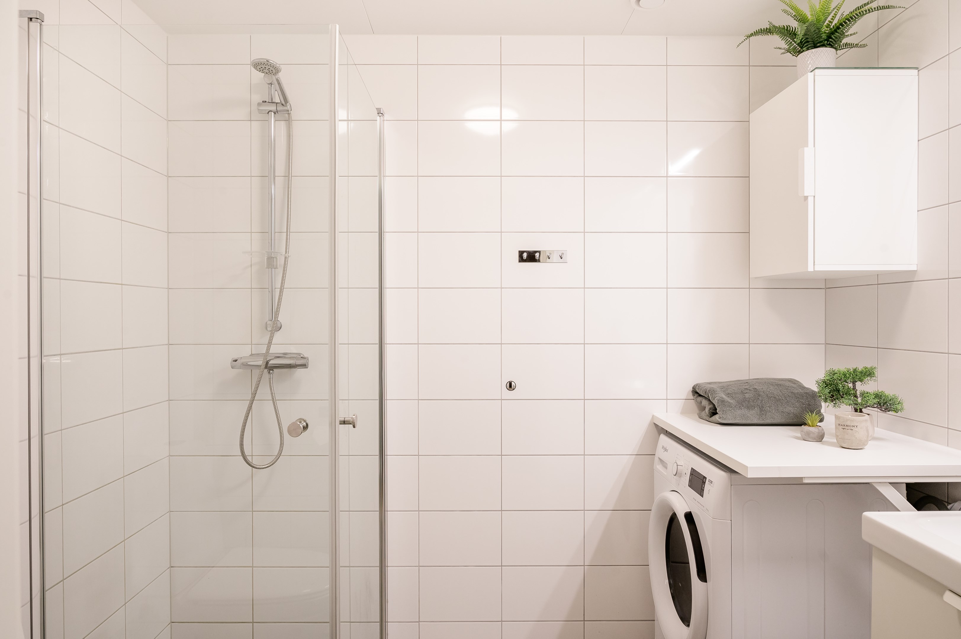 ...inrett med dusch & ytor för klädvård inkl. kombimaskin.