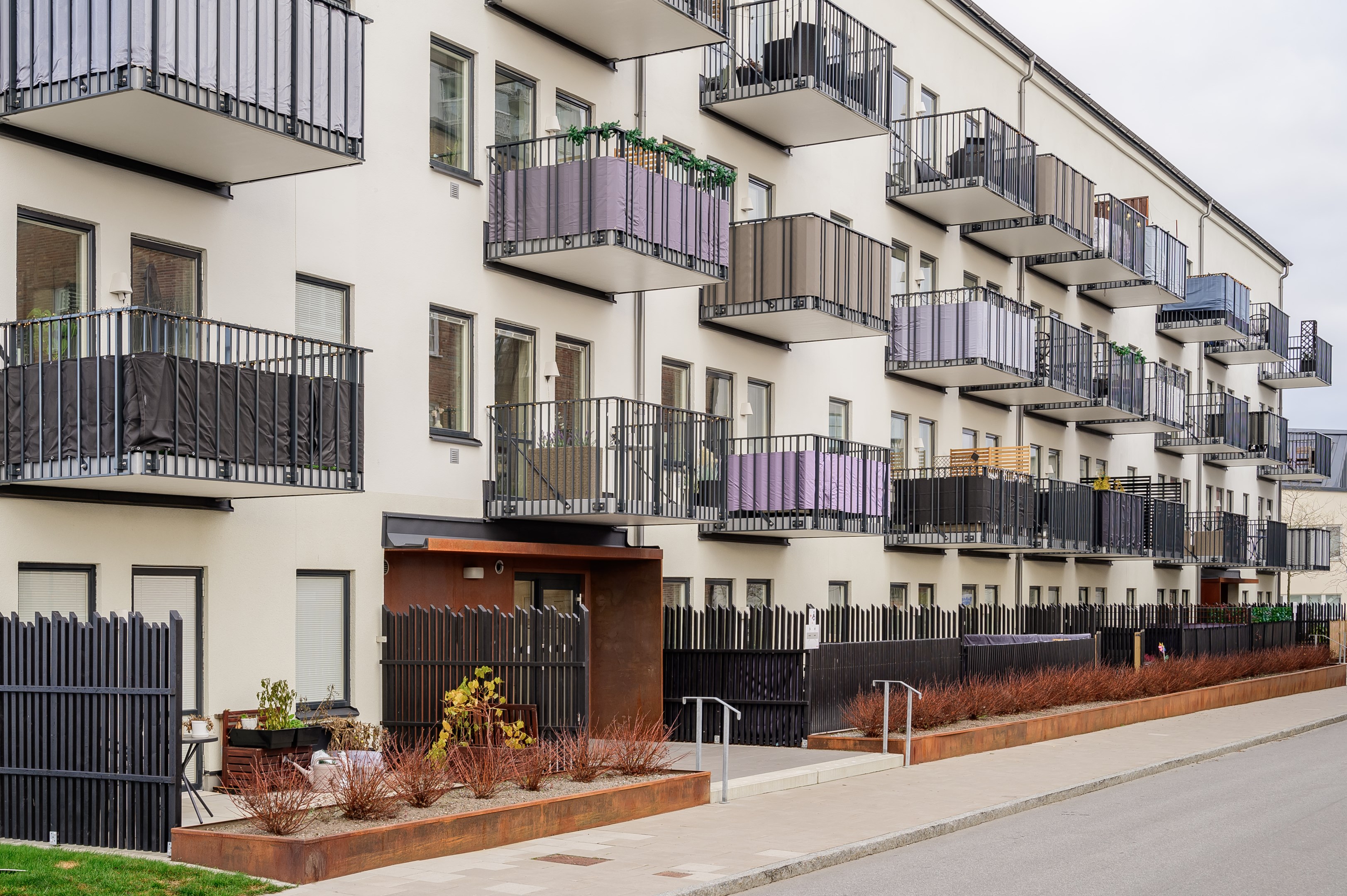 En av två entréer till Wilhelm Kåges gata 100.