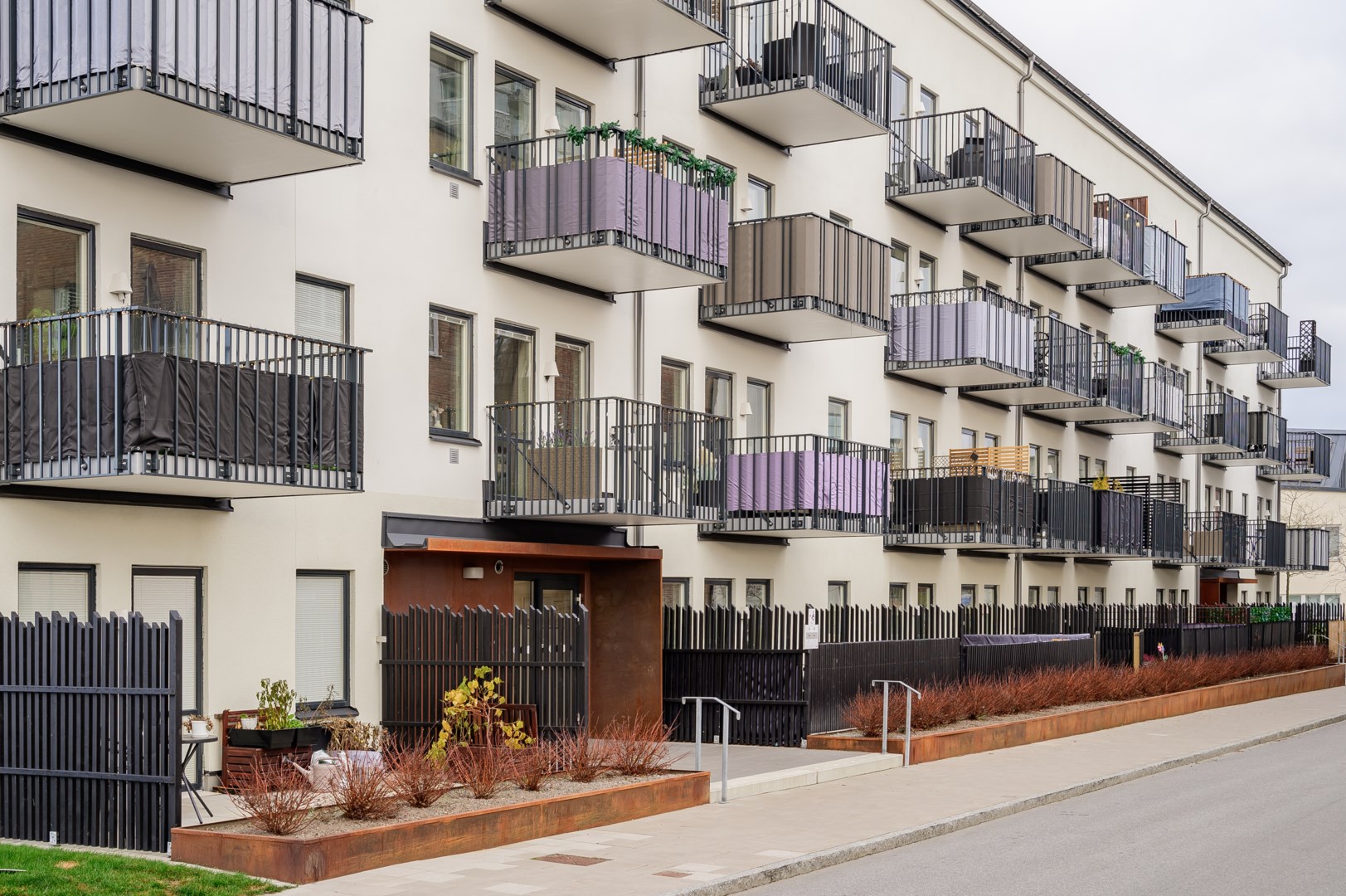 En av två entréer till Wilhelm Kåges gata 100.