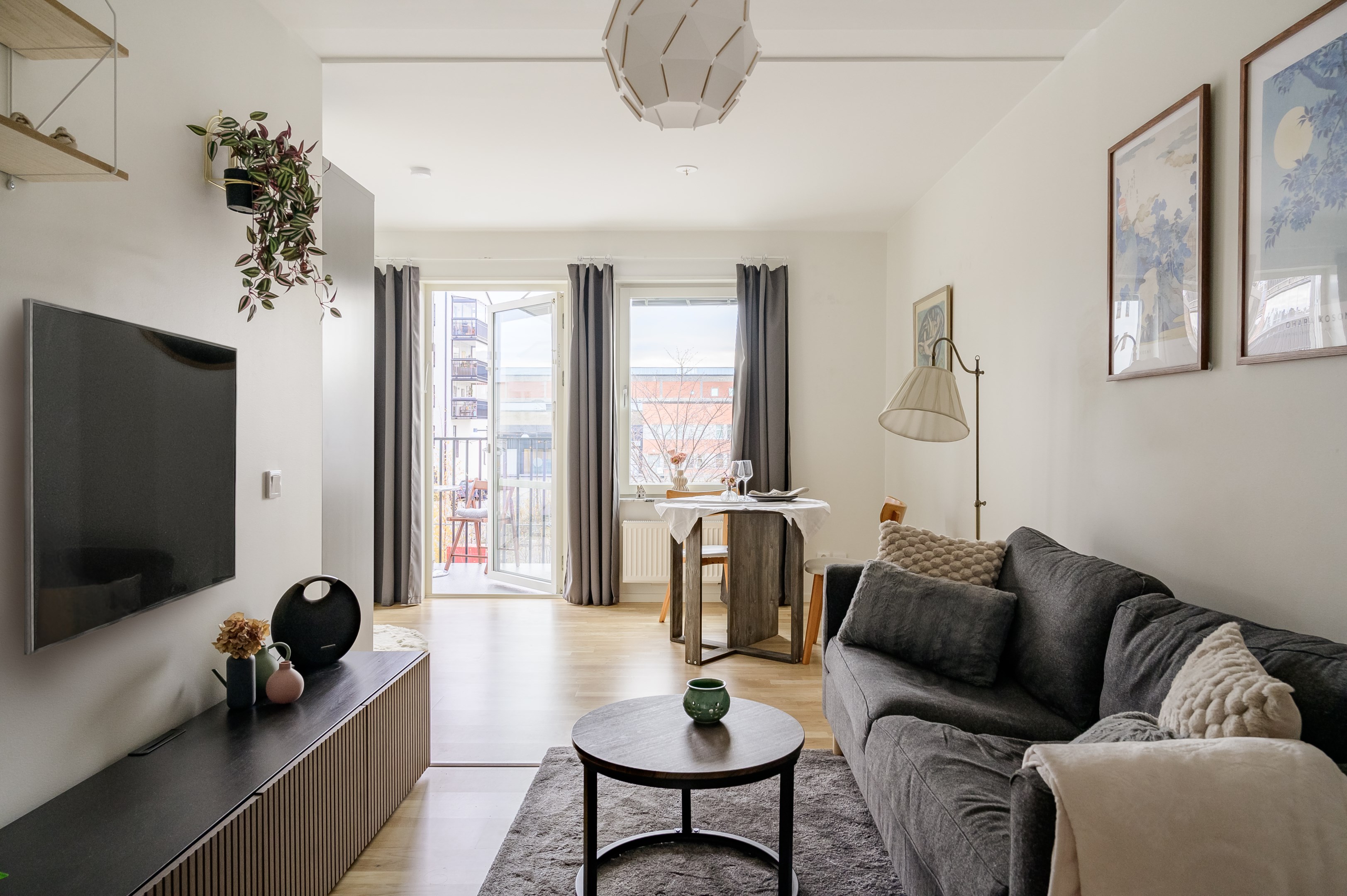 Väl utnyttjade kvadrat med ljusinsläpp & balkong i söder.