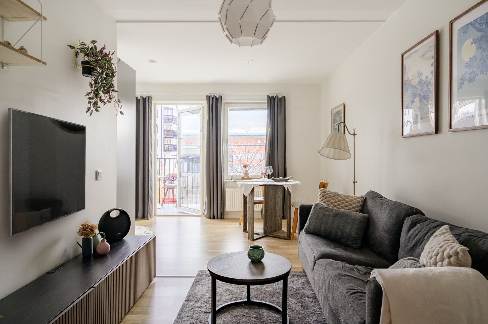 Väl utnyttjade kvadrat med ljusinsläpp & balkong i söder.