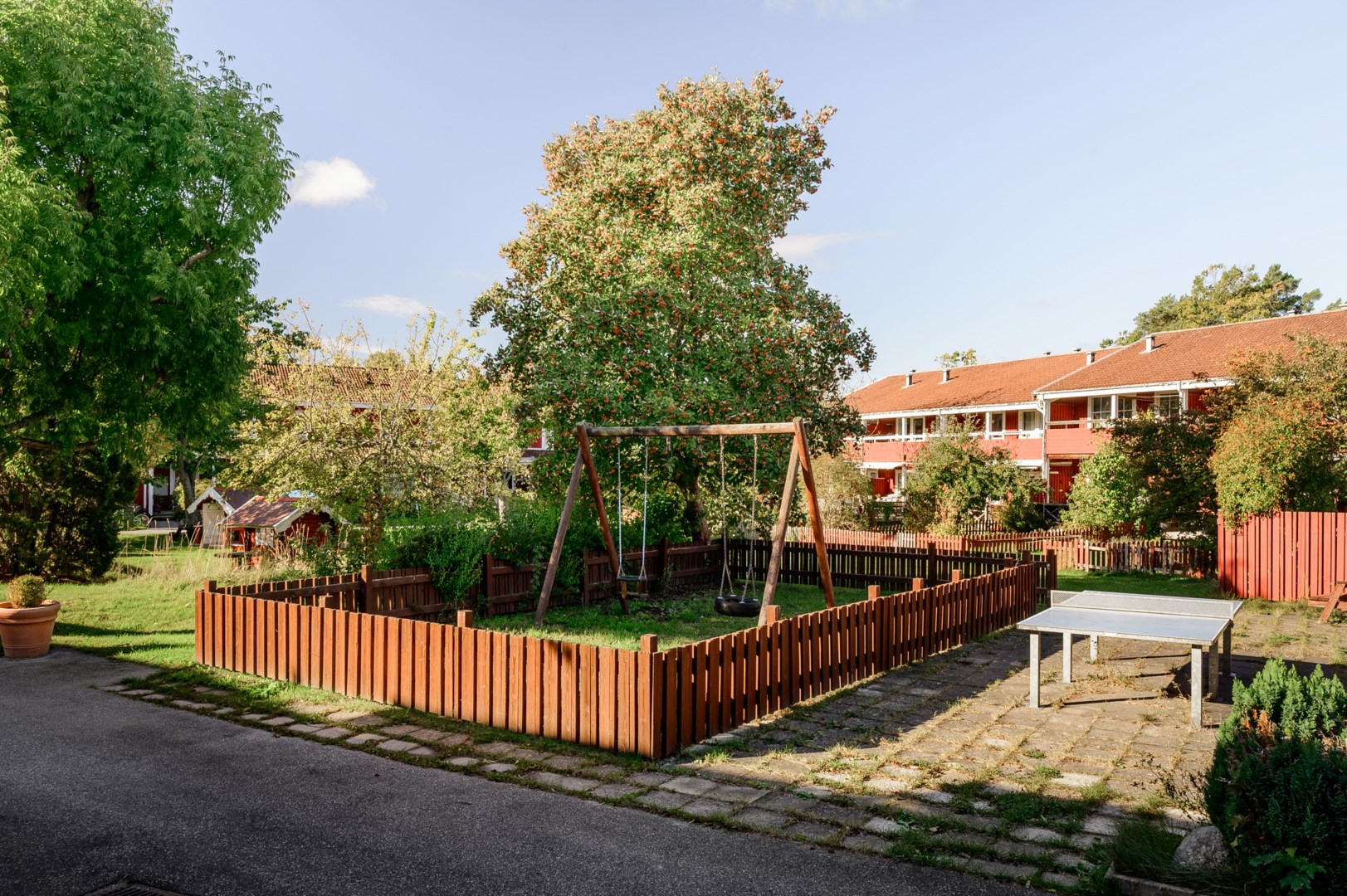 Gemensam lekplats i mitten av området
