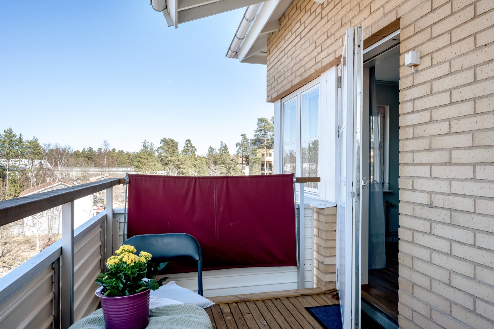 Bostadsbild från Västgötaresan 44, Till salu i Sävja, Uppsala